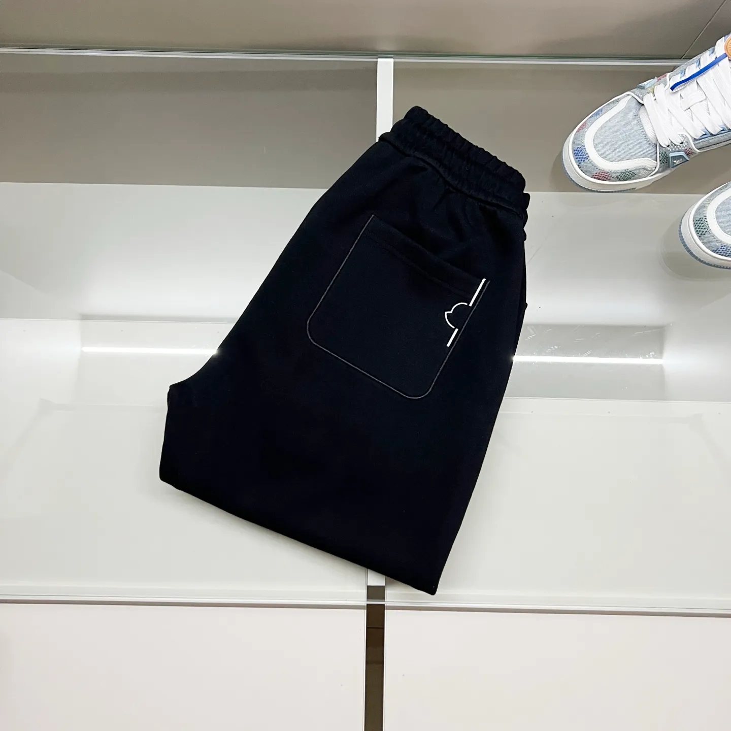 P260 MONCLER/Muzzle Selected 400g custom fabric sweatpants, brand red and white color matching small label embroidery🪡LOGO logo technology, official synchronization, high version, high quality, fashionable personality, versatile trend, pure original quality, original fabric, tag, collar label, washed wheat, three complete standards, color: black, blue. Size: M-3XL