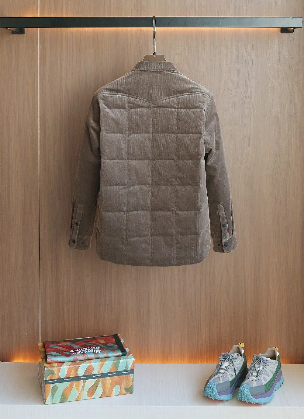 P1320 The same style as Moncler2025 official website, high-quality heavy new winter down jacket. Custom fabrics imported from France. Comfortable and lightweight quilting technology, corduroy lapel design, luxurious and connotative, with Italian lining, front double pocket design, super good fit. A down jacket is a must-have outerwear item in winter. Color: Black White Brown Size: 12345