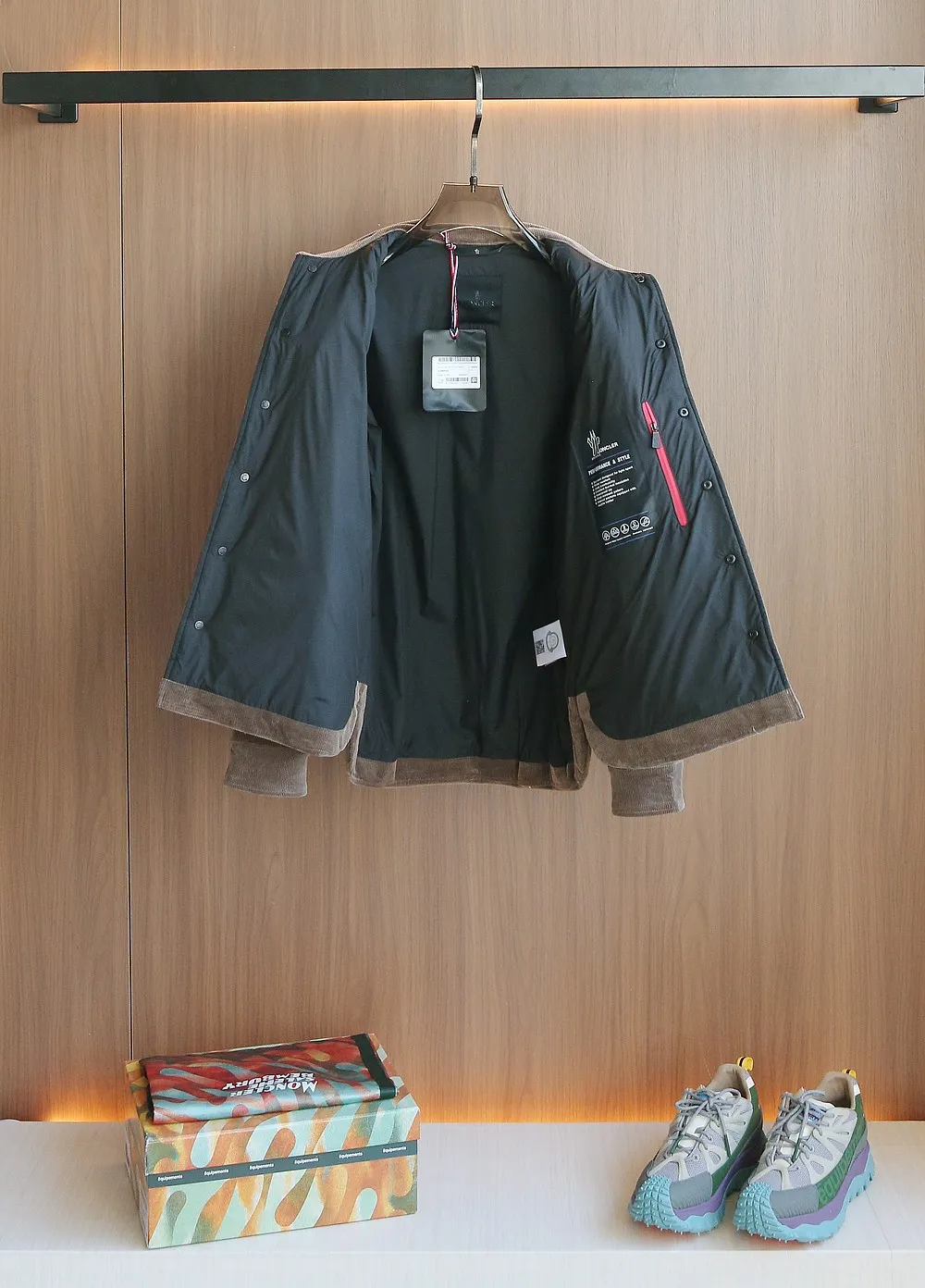 P1320 The same style as Moncler2025 official website, high-quality heavy new winter down jacket. Custom fabrics imported from France. Comfortable and lightweight quilting technology, corduroy lapel design, luxurious and connotative, with Italian lining, front double pocket design, super good fit. A down jacket is a must-have outerwear item in winter. Color: Black White Brown Size: 12345