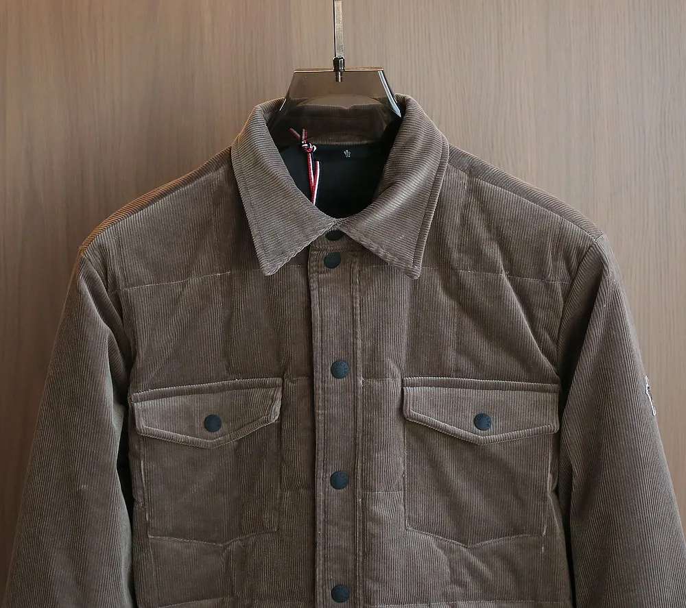 P1320 The same style as Moncler2025 official website, high-quality heavy new winter down jacket. Custom fabrics imported from France. Comfortable and lightweight quilting technology, corduroy lapel design, luxurious and connotative, with Italian lining, front double pocket design, super good fit. A down jacket is a must-have outerwear item in winter. Color: Black White Brown Size: 12345