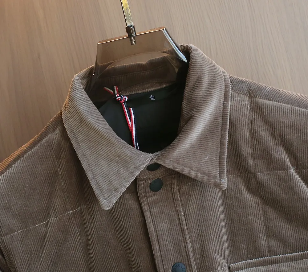 P1320 The same style as Moncler2025 official website, high-quality heavy new winter down jacket. Custom fabrics imported from France. Comfortable and lightweight quilting technology, corduroy lapel design, luxurious and connotative, with Italian lining, front double pocket design, super good fit. A down jacket is a must-have outerwear item in winter. Color: Black White Brown Size: 12345