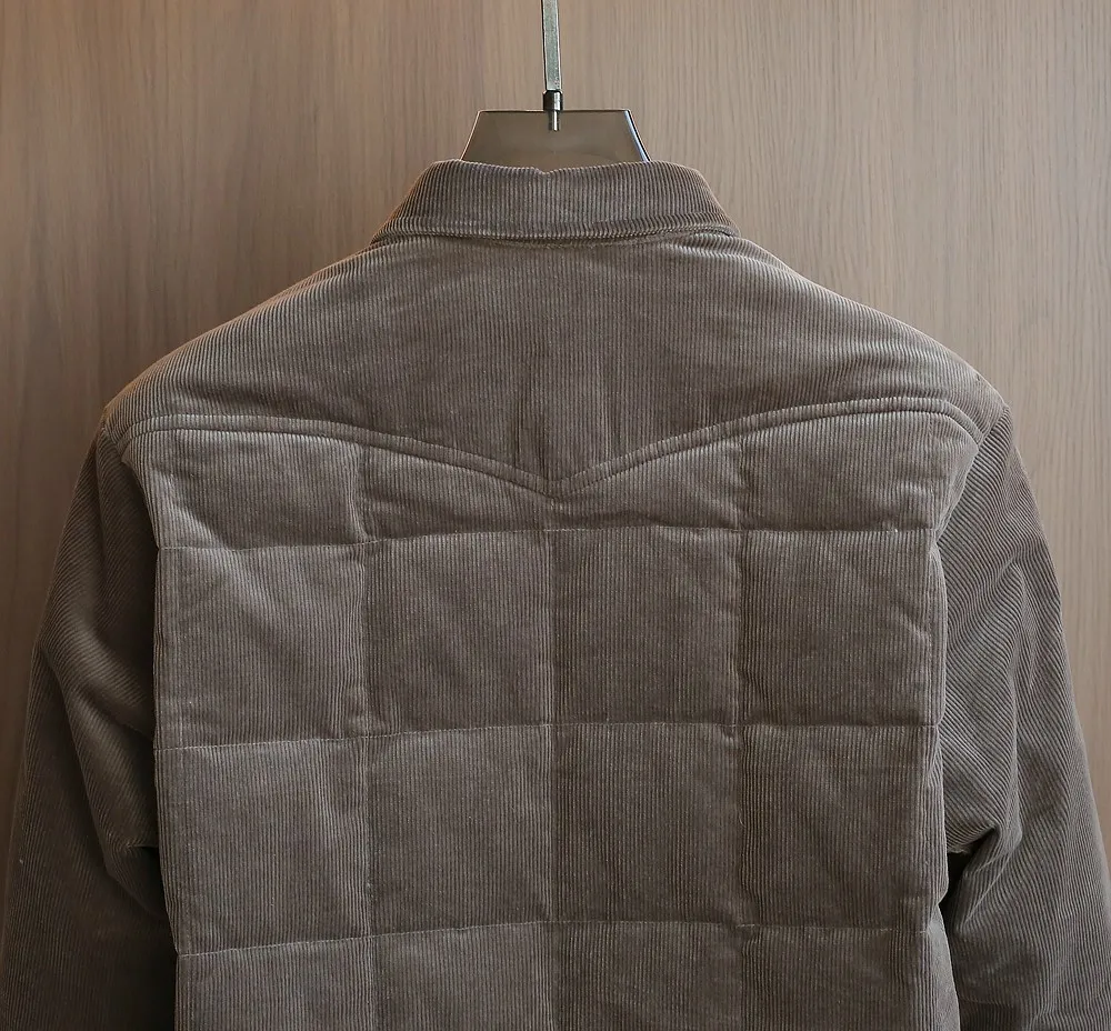 P1320 The same style as Moncler2025 official website, high-quality heavy new winter down jacket. Custom fabrics imported from France. Comfortable and lightweight quilting technology, corduroy lapel design, luxurious and connotative, with Italian lining, front double pocket design, super good fit. A down jacket is a must-have outerwear item in winter. Color: Black White Brown Size: 12345