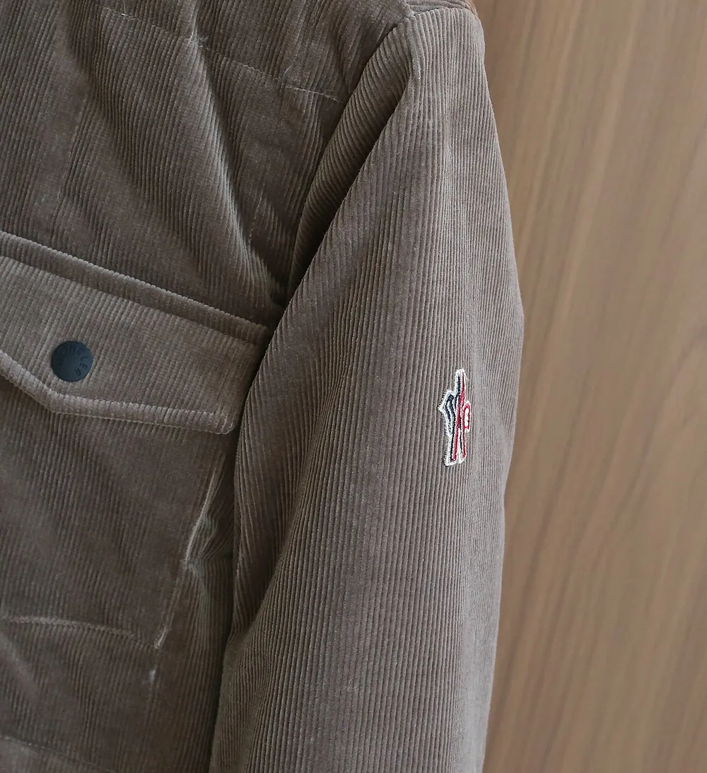 P1320 The same style as Moncler2025 official website, high-quality heavy new winter down jacket. Custom fabrics imported from France. Comfortable and lightweight quilting technology, corduroy lapel design, luxurious and connotative, with Italian lining, front double pocket design, super good fit. A down jacket is a must-have outerwear item in winter. Color: Black White Brown Size: 12345