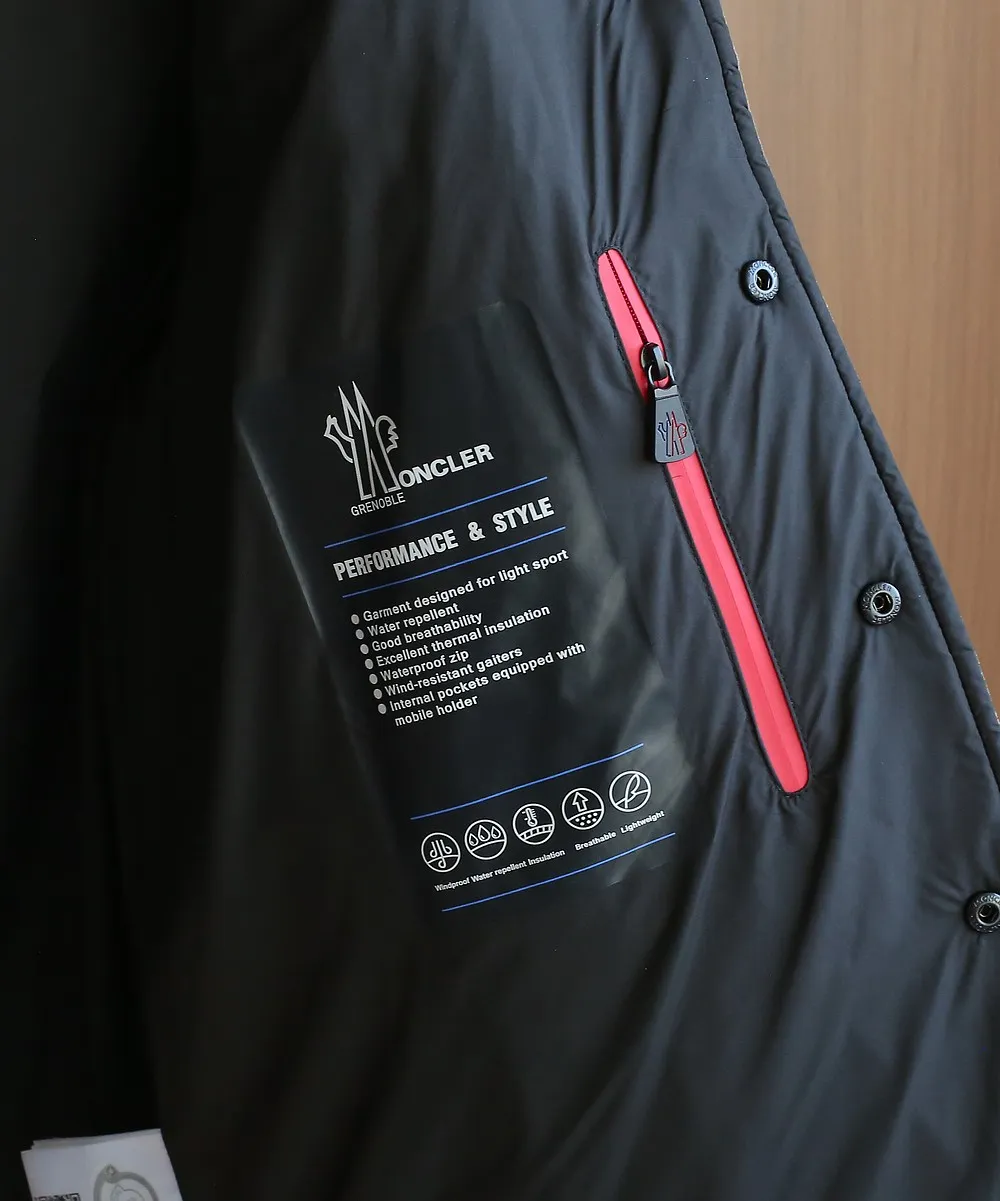 P1320 The same style as Moncler2025 official website, high-quality heavy new winter down jacket. Custom fabrics imported from France. Comfortable and lightweight quilting technology, corduroy lapel design, luxurious and connotative, with Italian lining, front double pocket design, super good fit. A down jacket is a must-have outerwear item in winter. Color: Black White Brown Size: 12345