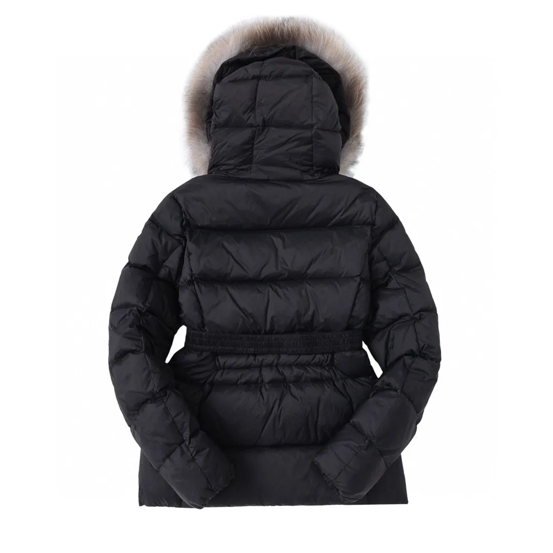 P1020 (with dust bag) MONCLER/moner hermifur series women's short heavy-crafted nylon down jacket. Jumpsuit hood with removable fox fox real fur collar, plated hardware die-cast zipper and invisible snap button front placket. Comes with original color belt and three-level snap button, which can be freely adjusted. There are four internal seams on both sides of the drawbar above the waist, making the waist slimmer and not bloated. Double-layer flap pockets with black painted snap buttons. All colors are matched with original color belts, three-level snap buttons, and the elasticity can be adjusted freely. The fabric is soft and comfortable, the velvet has good fluffiness, and the slim fit upper body is light, neat, warm, and not bloated. Color: White/Black Size: 1/2/3/4