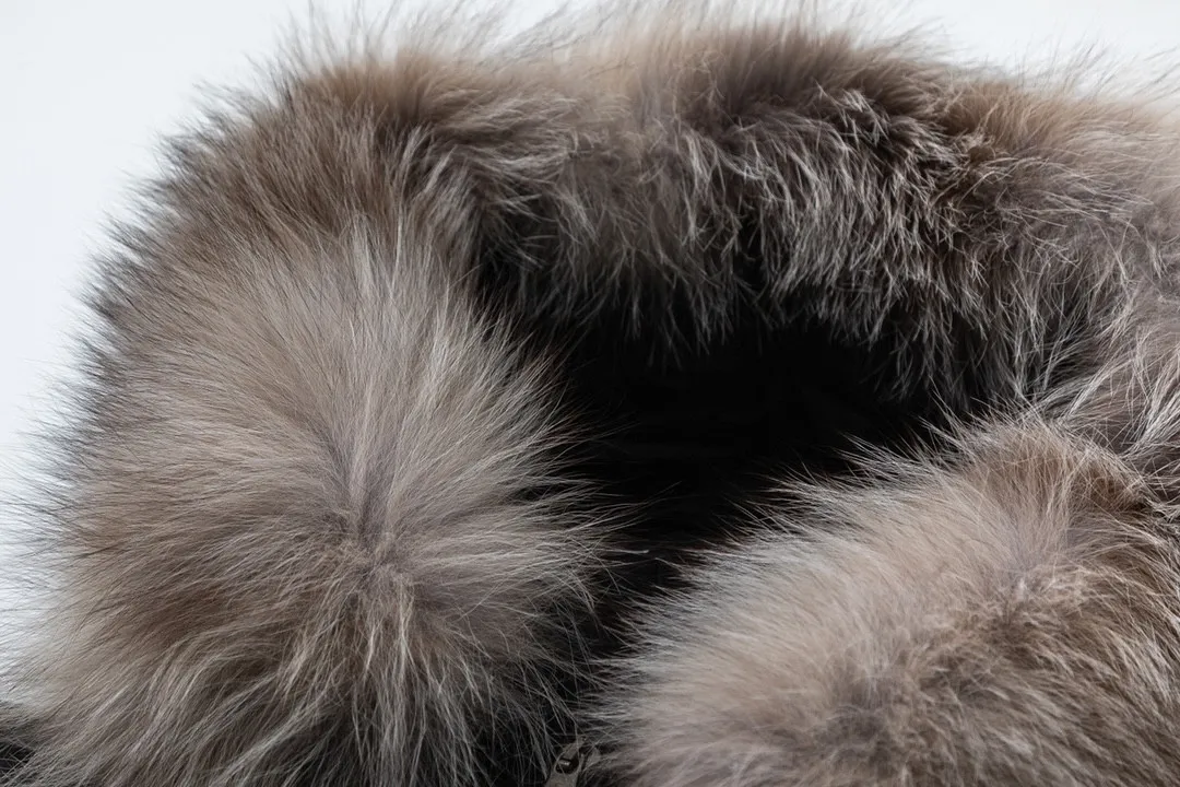 P1020 (with dust bag) MONCLER/moner hermifur series women's short heavy-crafted nylon down jacket. Jumpsuit hood with removable fox fox real fur collar, plated hardware die-cast zipper and invisible snap button front placket. Comes with original color belt and three-level snap button, which can be freely adjusted. There are four internal seams on both sides of the drawbar above the waist, making the waist slimmer and not bloated. Double-layer flap pockets with black painted snap buttons. All colors are matched with original color belts, three-level snap buttons, and the elasticity can be adjusted freely. The fabric is soft and comfortable, the velvet has good fluffiness, and the slim fit upper body is light, neat, warm, and not bloated. Color: White/Black Size: 1/2/3/4