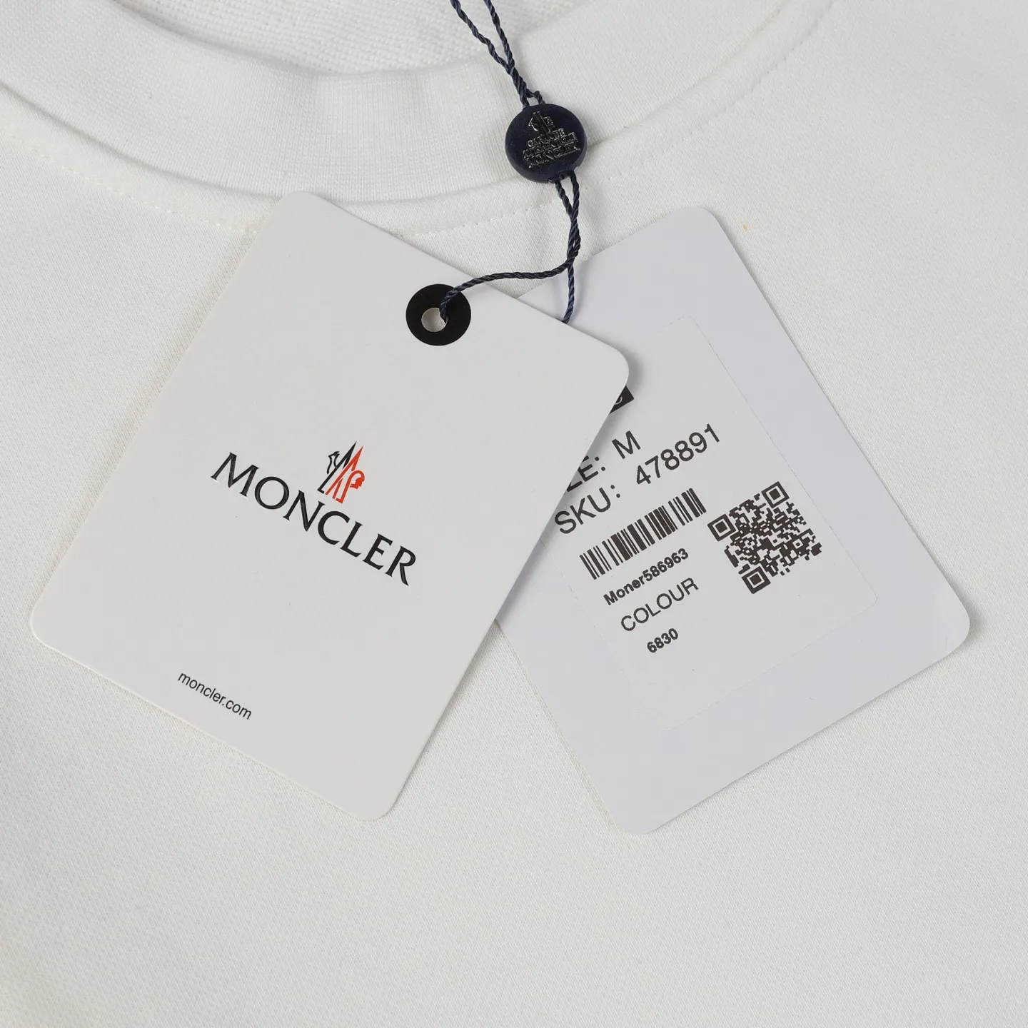 P194 Style No.: 850 〈MONCLER〉Basic Meng Mouth Round Neck Sweatshirt. The price of Meng Mouth Sweatshirt is actually quite advantageous. Those who have been to the counters should know that the price of Meng Mouth sweatshirt is not much cheaper than Gucci Burberry. It is just relatively low-key and unwilling to hype. It is a picture that you want to buy or not. It has an arrogant existence... ✅460g 100% pure cotton wool fabric OS version is too large ✅Combined with the original high weight double yarn thread ✅Correct three-needle and five-thread craftsmanship chain edge Color: Black White Royal Blue Sky Blue Size S M L