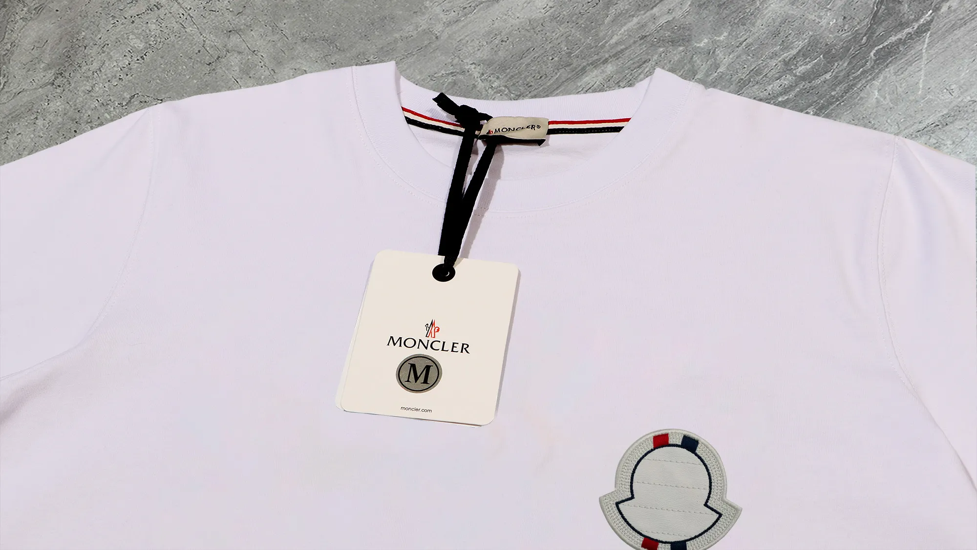 P210 High-version sweatshirt) [Long-term stock] 〖𝐌𝐎𝐍𝐂𝐋𝐄𝐑~Mask〗 Made of 440g heavy-weight fabric. It is different from the market currency. It can be matched with any variety and is properly handsome. 😎The whole dress is made of double waistcoats. The double waistcoats make the whole dress more three-dimensional. Not ordinary factories can do such fine work. 2025 Spring runway version of the T stage, on sale at the counter, round neck terry sweatshirt, high-end double-strand pure cotton, custom-made stretch ribs, dyed in the same vat, complete with three standards, matched with exquisite embroidered LOGO on the chest, simple and advanced, same style for men and women. Color: black, apricot, white, size: S M L XL 2XL