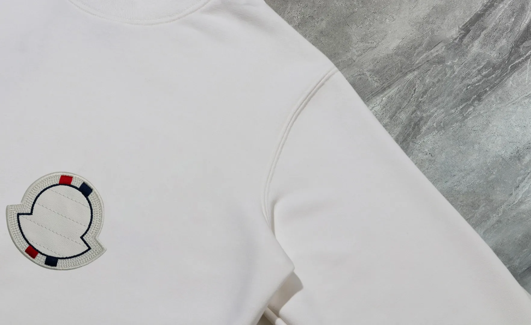 P210 High-version sweatshirt) [Long-term stock] 〖𝐌𝐎𝐍𝐂𝐋𝐄𝐑~Mask〗 Made of 440g heavy-weight fabric. It is different from the market currency. It can be matched with any variety and is properly handsome. 😎The whole dress is made of double waistcoats. The double waistcoats make the whole dress more three-dimensional. Not ordinary factories can do such fine work. 2025 Spring runway version of the T stage, on sale at the counter, round neck terry sweatshirt, high-end double-strand pure cotton, custom-made stretch ribs, dyed in the same vat, complete with three standards, matched with exquisite embroidered LOGO on the chest, simple and advanced, same style for men and women. Color: black, apricot, white, size: S M L XL 2XL