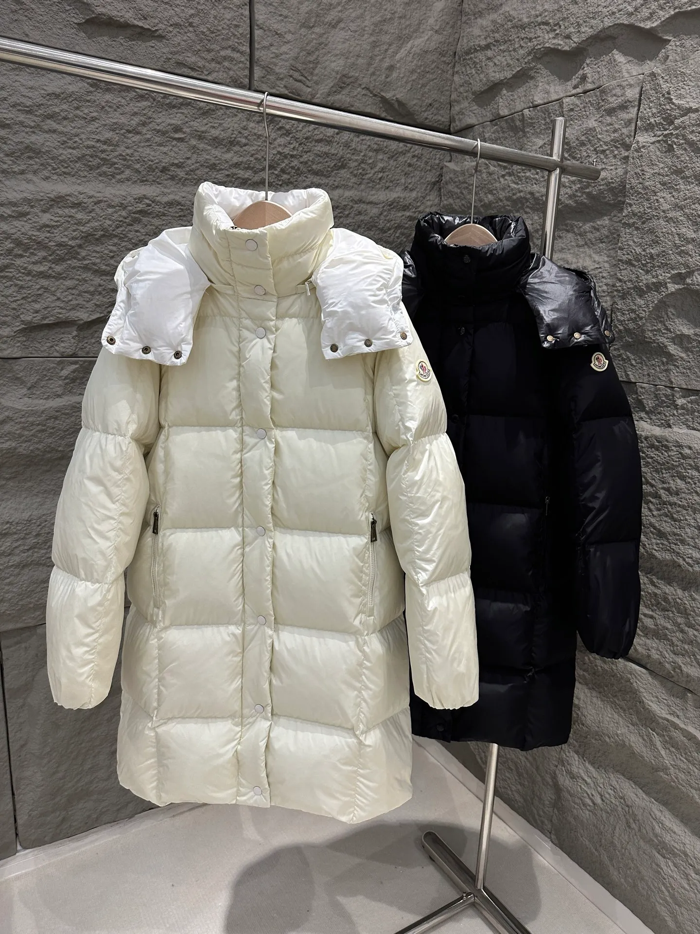 P1120 Moncler Litte Women's Black Hooded Long Down Jacket Jacket The Litte down jacket features protective fabric and exquisite texture. Long-length design made from functional nylon fabric with a silky feel. Combining performance design with elegant aesthetics, this thermal piece is ideal for city living or outdoor activities. Color: White/Black Size: 0/1/2/3