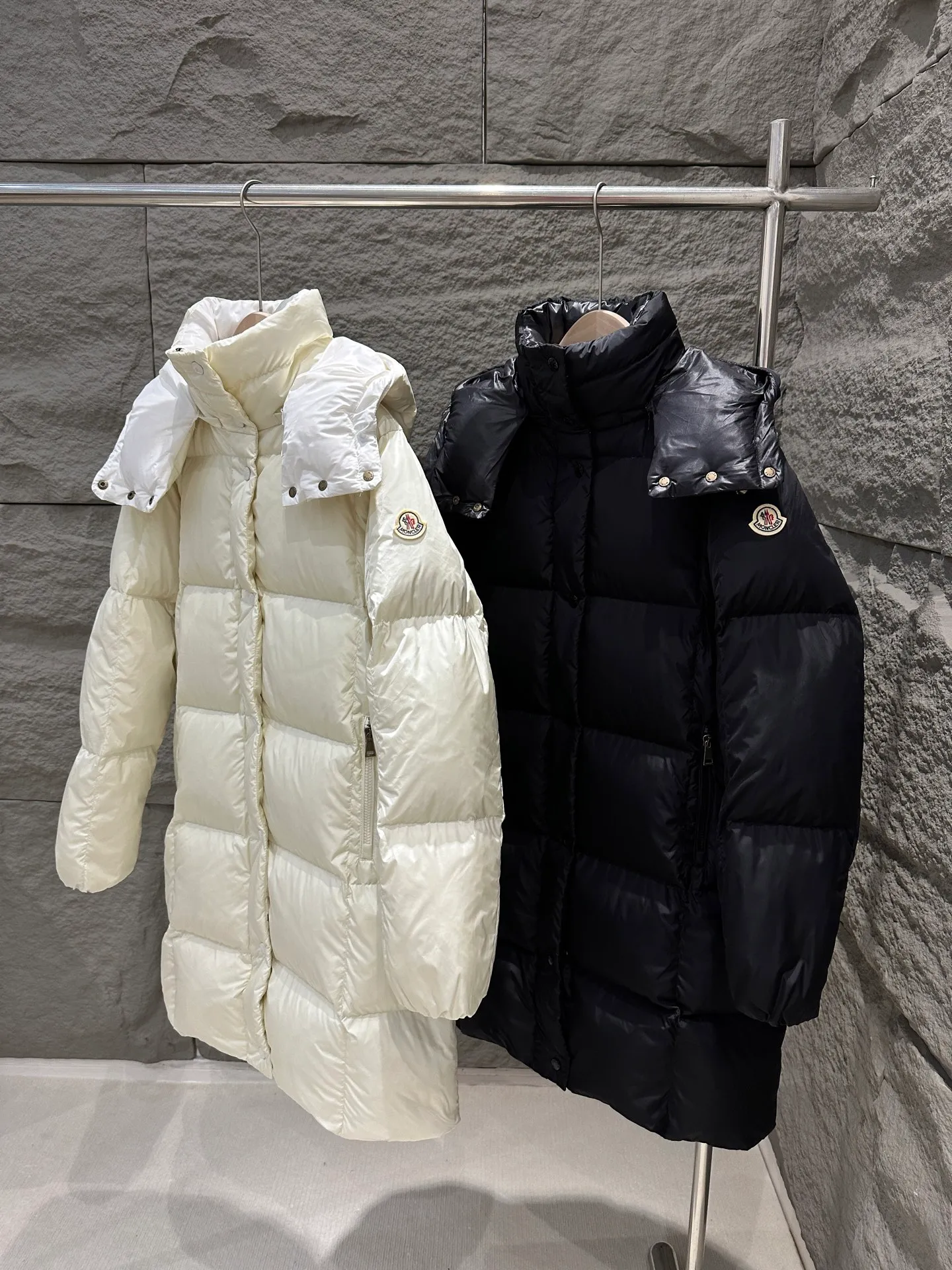 P1120 Moncler Litte Women's Black Hooded Long Down Jacket Jacket The Litte down jacket features protective fabric and exquisite texture. Long-length design made from functional nylon fabric with a silky feel. Combining performance design with elegant aesthetics, this thermal piece is ideal for city living or outdoor activities. Color: White/Black Size: 0/1/2/3