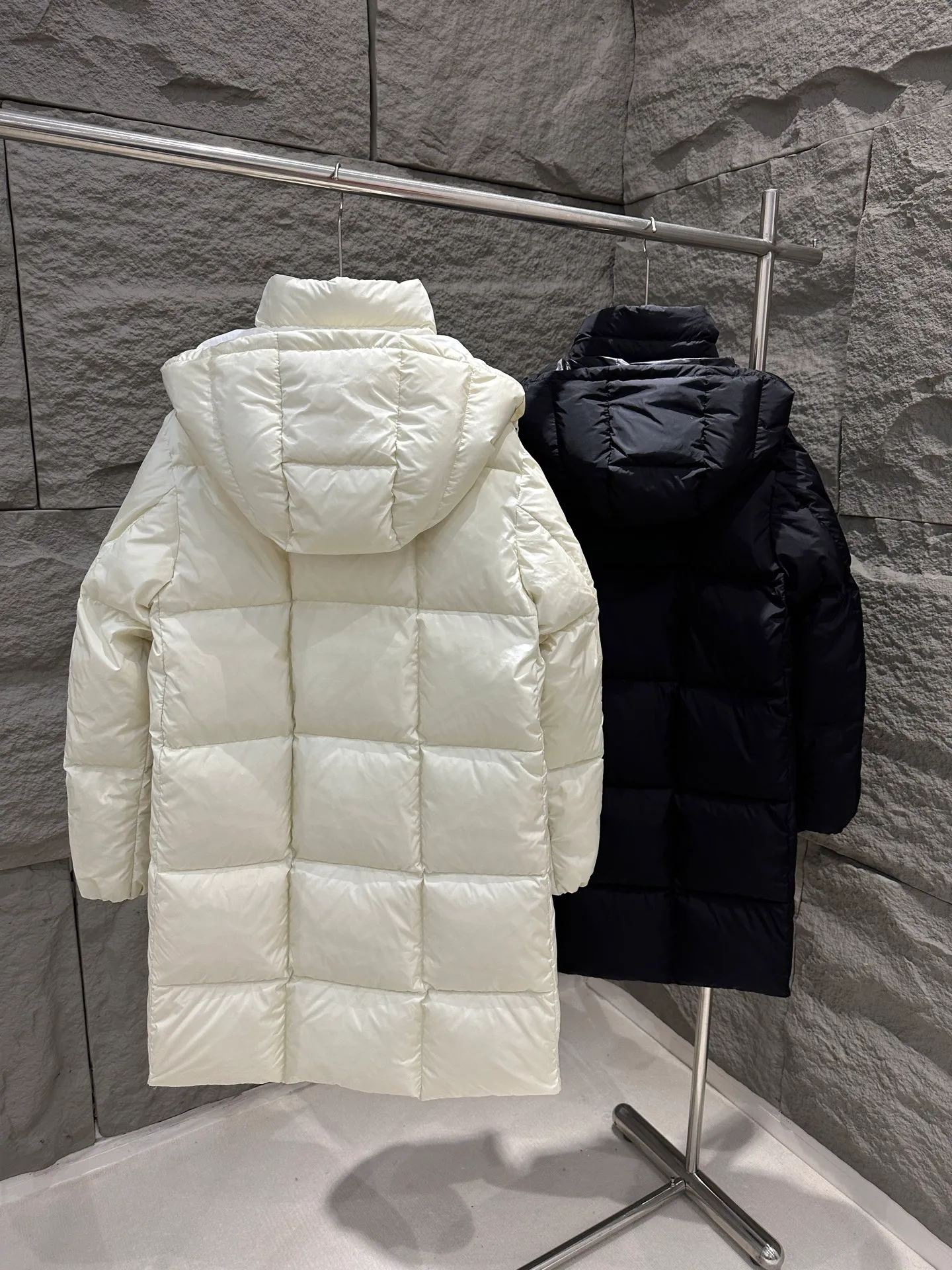 P1120 Moncler Litte Women's Black Hooded Long Down Jacket Jacket The Litte down jacket features protective fabric and exquisite texture. Long-length design made from functional nylon fabric with a silky feel. Combining performance design with elegant aesthetics, this thermal piece is ideal for city living or outdoor activities. Color: White/Black Size: 0/1/2/3