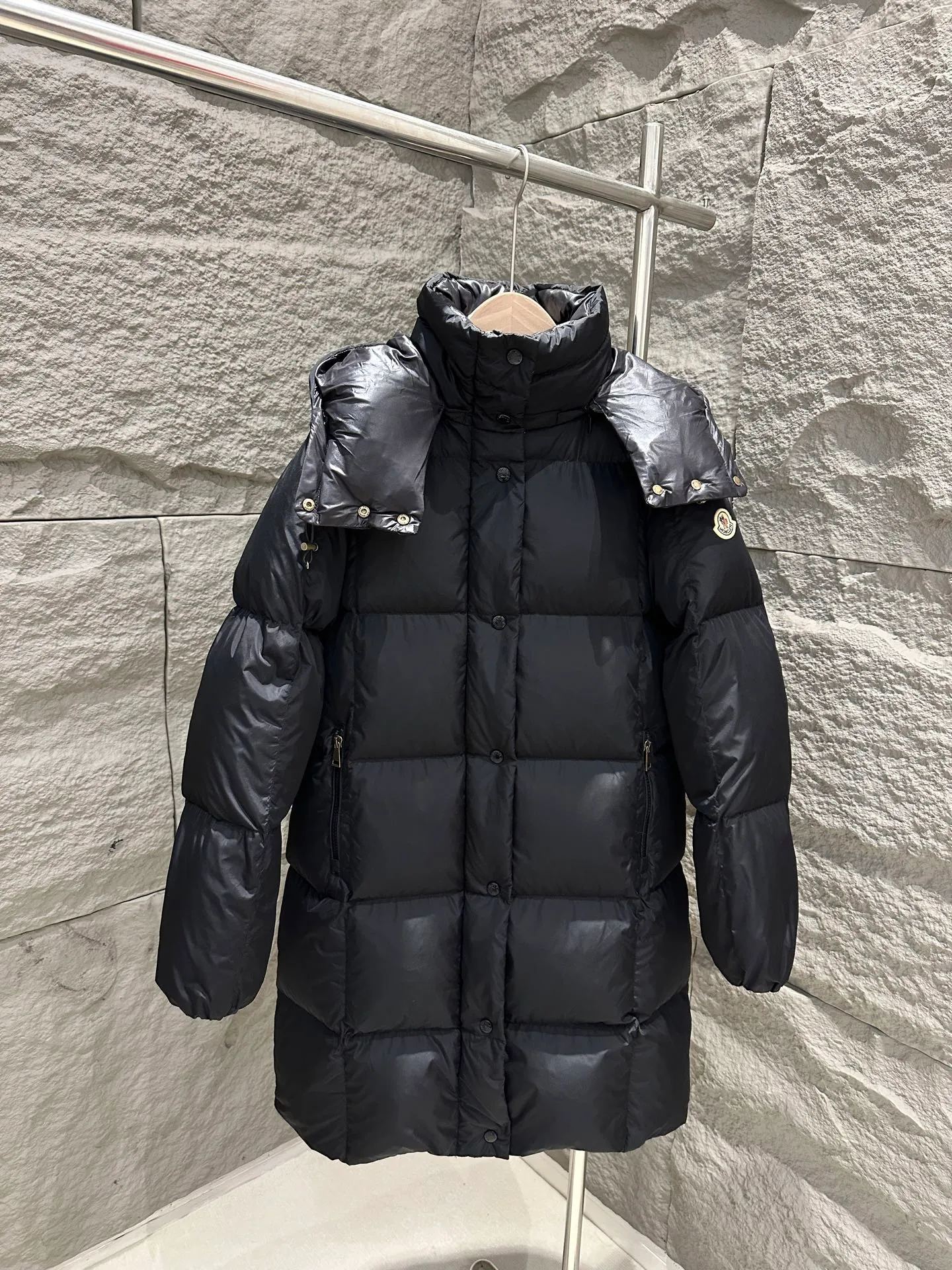 P1120 Moncler Litte Women's Black Hooded Long Down Jacket Jacket The Litte down jacket features protective fabric and exquisite texture. Long-length design made from functional nylon fabric with a silky feel. Combining performance design with elegant aesthetics, this thermal piece is ideal for city living or outdoor activities. Color: White/Black Size: 0/1/2/3