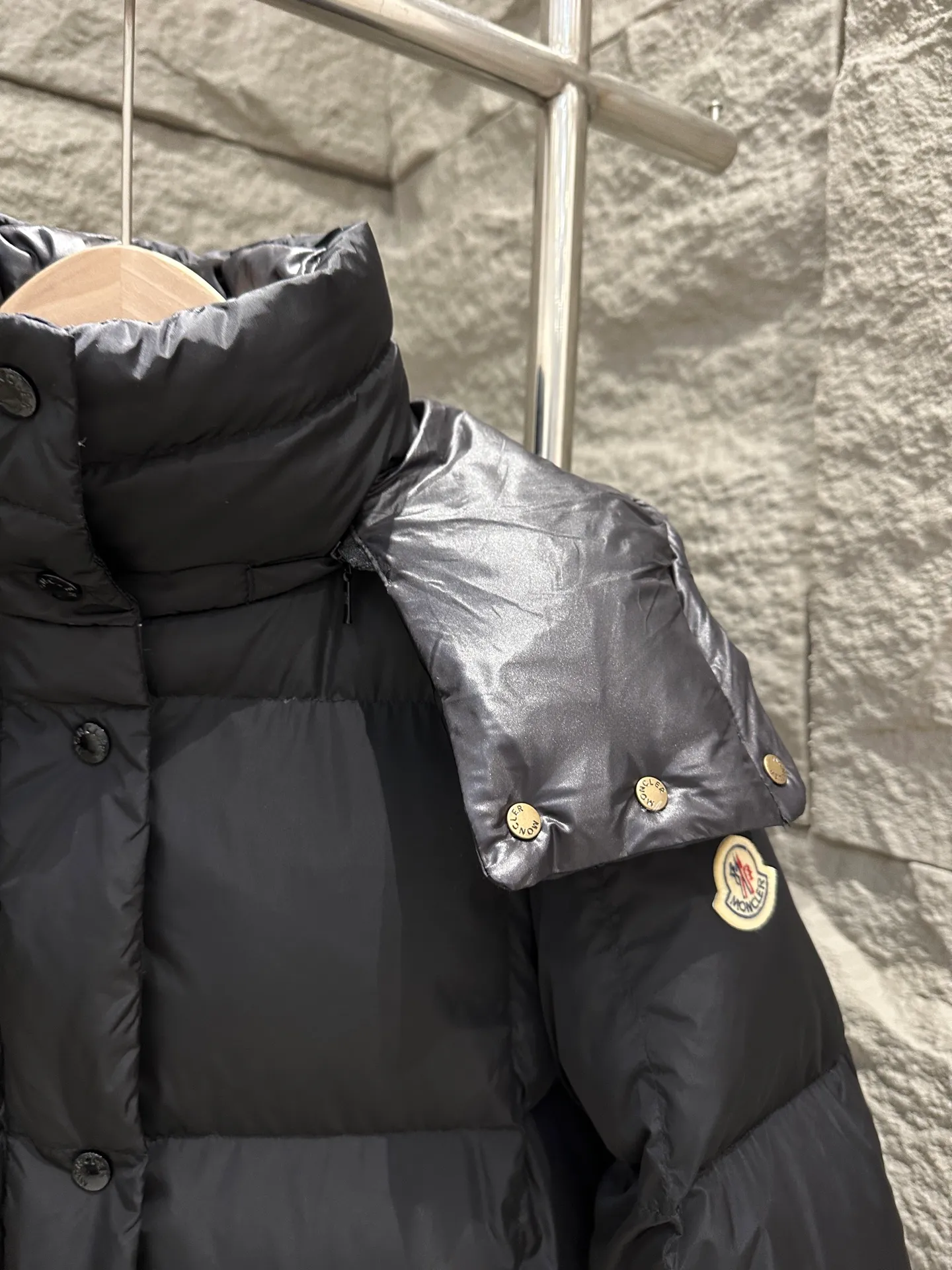 P1120 Moncler Litte Women's Black Hooded Long Down Jacket Jacket The Litte down jacket features protective fabric and exquisite texture. Long-length design made from functional nylon fabric with a silky feel. Combining performance design with elegant aesthetics, this thermal piece is ideal for city living or outdoor activities. Color: White/Black Size: 0/1/2/3