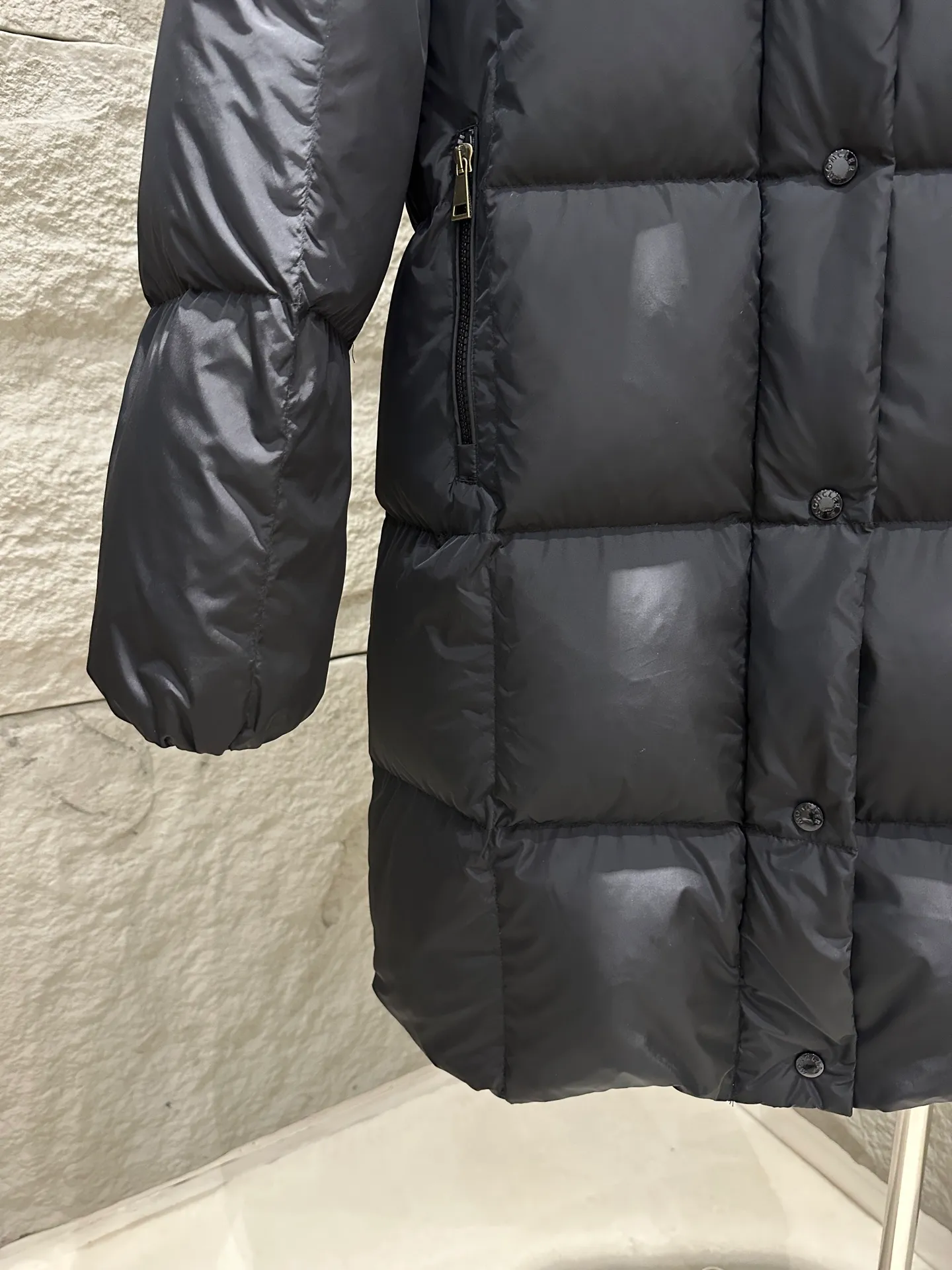 P1120 Moncler Litte Women's Black Hooded Long Down Jacket Jacket The Litte down jacket features protective fabric and exquisite texture. Long-length design made from functional nylon fabric with a silky feel. Combining performance design with elegant aesthetics, this thermal piece is ideal for city living or outdoor activities. Color: White/Black Size: 0/1/2/3