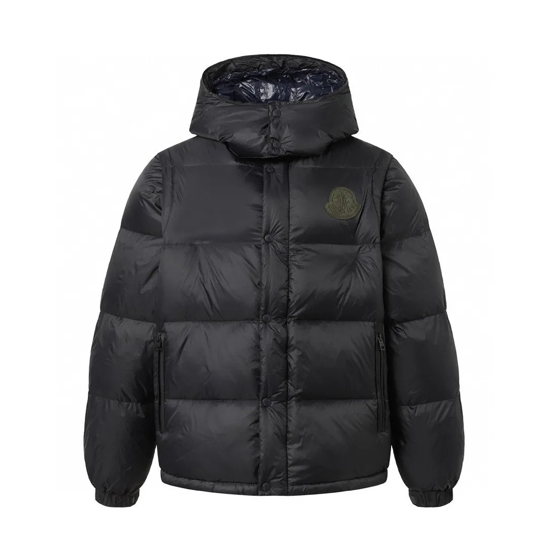P800 Moncler Cyclone / Meng Mouth Moncler large label chocolate detachable sleeves one piece two-wear down/short hooded down jacket Correct version Top new national standard 90 goose down filling 850➕fill power One piece for easy winter. Variable/jacket/hooded vest/stand collar vest/hooded down jacket. The Cyclone down jacket is equipped with detachable sleeves and can be worn as a vest or jacket. It adopts a new simple version design. This short down jacket is made from nylon and features easily removable sleeves, allowing you to convert the jacket into a vest. A removable hood and contrast lining complete the design.  •Made from nylon fabric •Nylon laqué lining •Down filled •Removable hood and sleeves •Zip and snap fastening •Zip pockets •Elastic cuffs •Elastic drawstring hem Color: Black Chocolate Sizes: 1 2 3 4 5
