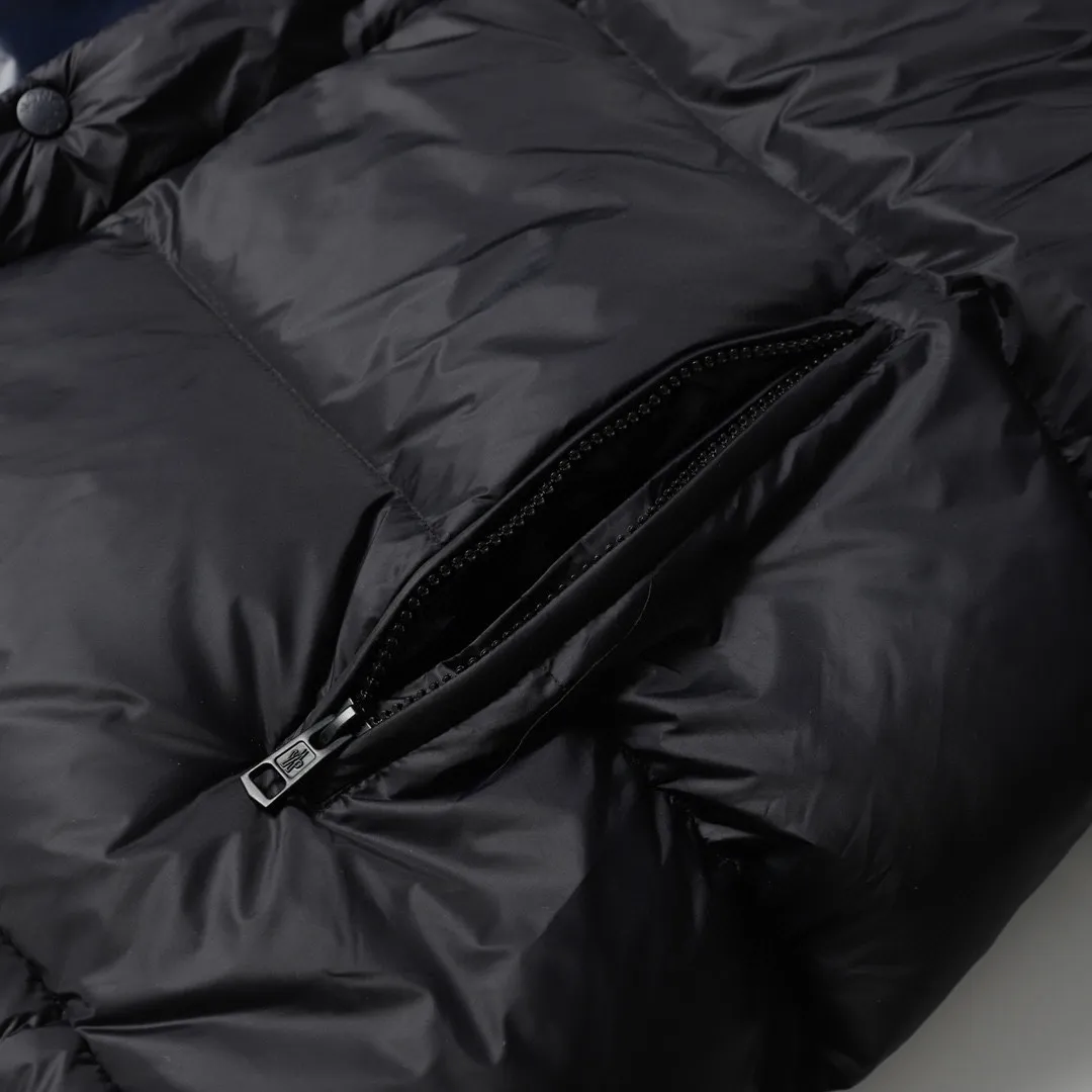 P800 Moncler Cyclone / Meng Mouth Moncler large label chocolate detachable sleeves one piece two-wear down/short hooded down jacket Correct version Top new national standard 90 goose down filling 850➕fill power One piece for easy winter. Variable/jacket/hooded vest/stand collar vest/hooded down jacket. The Cyclone down jacket is equipped with detachable sleeves and can be worn as a vest or jacket. It adopts a new simple version design. This short down jacket is made from nylon and features easily removable sleeves, allowing you to convert the jacket into a vest. A removable hood and contrast lining complete the design.  •Made from nylon fabric •Nylon laqué lining •Down filled •Removable hood and sleeves •Zip and snap fastening •Zip pockets •Elastic cuffs •Elastic drawstring hem Color: Black Chocolate Sizes: 1 2 3 4 5
