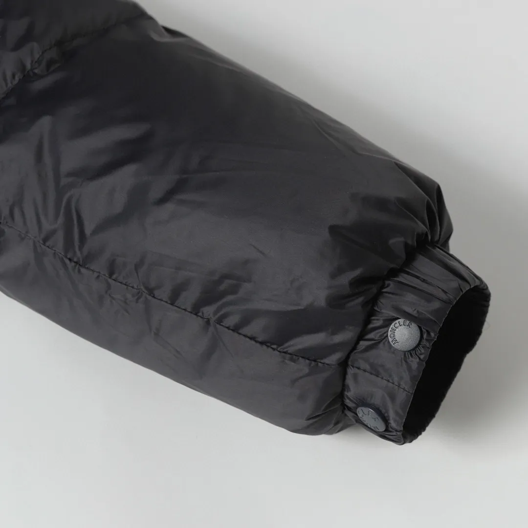 P800 Moncler Cyclone / Meng Mouth Moncler large label chocolate detachable sleeves one piece two-wear down/short hooded down jacket Correct version Top new national standard 90 goose down filling 850➕fill power One piece for easy winter. Variable/jacket/hooded vest/stand collar vest/hooded down jacket. The Cyclone down jacket is equipped with detachable sleeves and can be worn as a vest or jacket. It adopts a new simple version design. This short down jacket is made from nylon and features easily removable sleeves, allowing you to convert the jacket into a vest. A removable hood and contrast lining complete the design.  •Made from nylon fabric •Nylon laqué lining •Down filled •Removable hood and sleeves •Zip and snap fastening •Zip pockets •Elastic cuffs •Elastic drawstring hem Color: Black Chocolate Sizes: 1 2 3 4 5