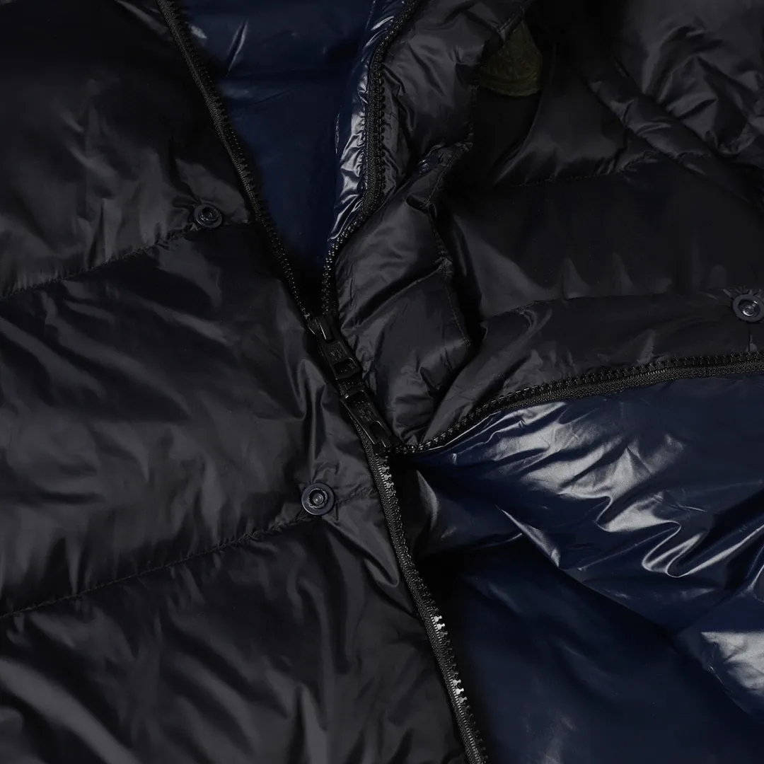 P800 Moncler Cyclone / Meng Mouth Moncler large label chocolate detachable sleeves one piece two-wear down/short hooded down jacket Correct version Top new national standard 90 goose down filling 850➕fill power One piece for easy winter. Variable/jacket/hooded vest/stand collar vest/hooded down jacket. The Cyclone down jacket is equipped with detachable sleeves and can be worn as a vest or jacket. It adopts a new simple version design. This short down jacket is made from nylon and features easily removable sleeves, allowing you to convert the jacket into a vest. A removable hood and contrast lining complete the design.  •Made from nylon fabric •Nylon laqué lining •Down filled •Removable hood and sleeves •Zip and snap fastening •Zip pockets •Elastic cuffs •Elastic drawstring hem Color: Black Chocolate Sizes: 1 2 3 4 5