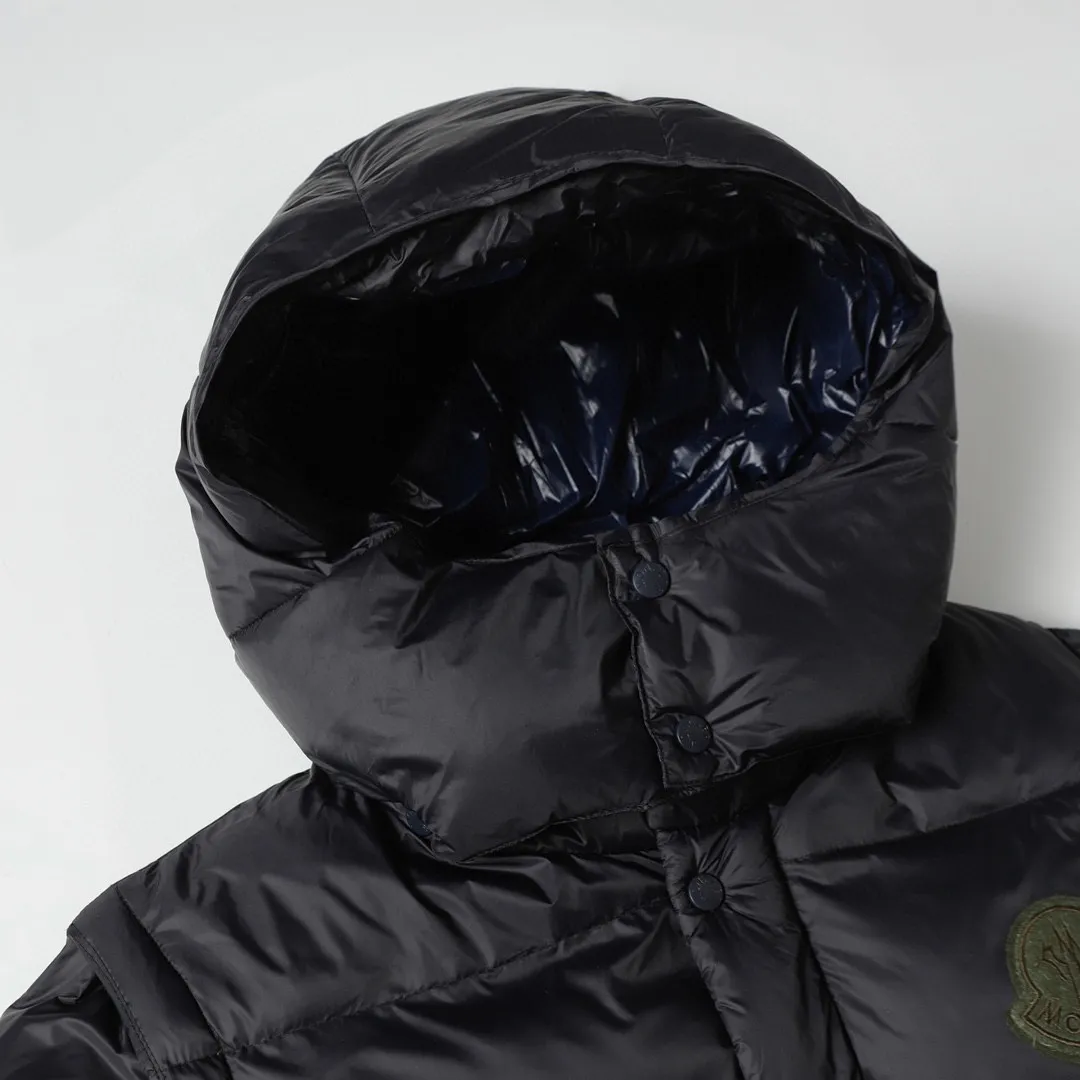 P800 Moncler Cyclone / Meng Mouth Moncler large label chocolate detachable sleeves one piece two-wear down/short hooded down jacket Correct version Top new national standard 90 goose down filling 850➕fill power One piece for easy winter. Variable/jacket/hooded vest/stand collar vest/hooded down jacket. The Cyclone down jacket is equipped with detachable sleeves and can be worn as a vest or jacket. It adopts a new simple version design. This short down jacket is made from nylon and features easily removable sleeves, allowing you to convert the jacket into a vest. A removable hood and contrast lining complete the design.  •Made from nylon fabric •Nylon laqué lining •Down filled •Removable hood and sleeves •Zip and snap fastening •Zip pockets •Elastic cuffs •Elastic drawstring hem Color: Black Chocolate Sizes: 1 2 3 4 5
