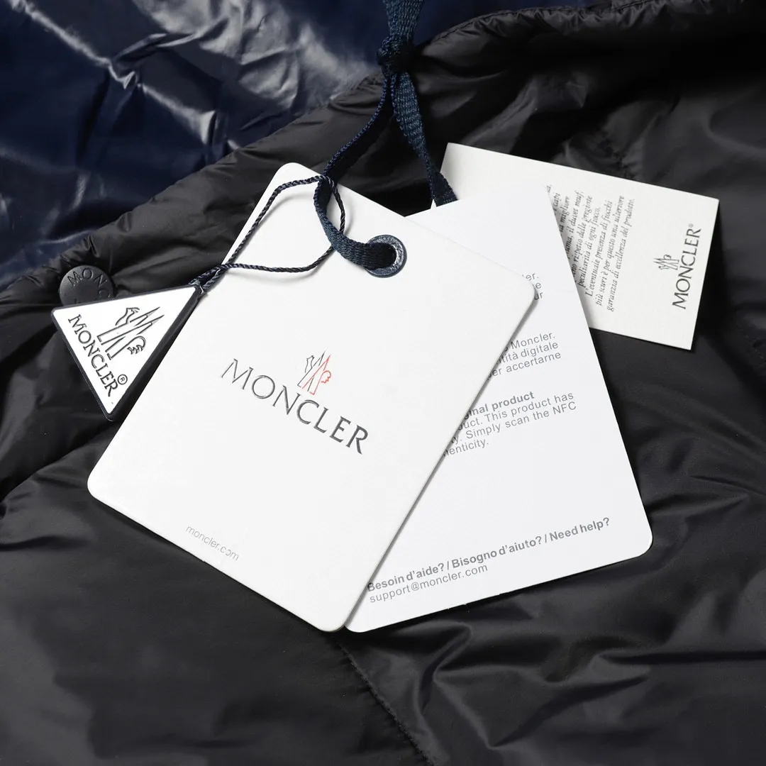 P800 Moncler Cyclone / Meng Mouth Moncler large label chocolate detachable sleeves one piece two-wear down/short hooded down jacket Correct version Top new national standard 90 goose down filling 850➕fill power One piece for easy winter. Variable/jacket/hooded vest/stand collar vest/hooded down jacket. The Cyclone down jacket is equipped with detachable sleeves and can be worn as a vest or jacket. It adopts a new simple version design. This short down jacket is made from nylon and features easily removable sleeves, allowing you to convert the jacket into a vest. A removable hood and contrast lining complete the design.  •Made from nylon fabric •Nylon laqué lining •Down filled •Removable hood and sleeves •Zip and snap fastening •Zip pockets •Elastic cuffs •Elastic drawstring hem Color: Black Chocolate Sizes: 1 2 3 4 5