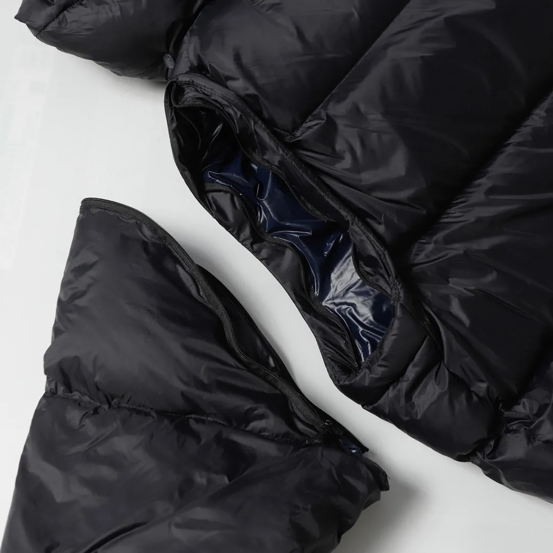 P800 Moncler Cyclone / Meng Mouth Moncler large label chocolate detachable sleeves one piece two-wear down/short hooded down jacket Correct version Top new national standard 90 goose down filling 850➕fill power One piece for easy winter. Variable/jacket/hooded vest/stand collar vest/hooded down jacket. The Cyclone down jacket is equipped with detachable sleeves and can be worn as a vest or jacket. It adopts a new simple version design. This short down jacket is made from nylon and features easily removable sleeves, allowing you to convert the jacket into a vest. A removable hood and contrast lining complete the design.  •Made from nylon fabric •Nylon laqué lining •Down filled •Removable hood and sleeves •Zip and snap fastening •Zip pockets •Elastic cuffs •Elastic drawstring hem Color: Black Chocolate Sizes: 1 2 3 4 5