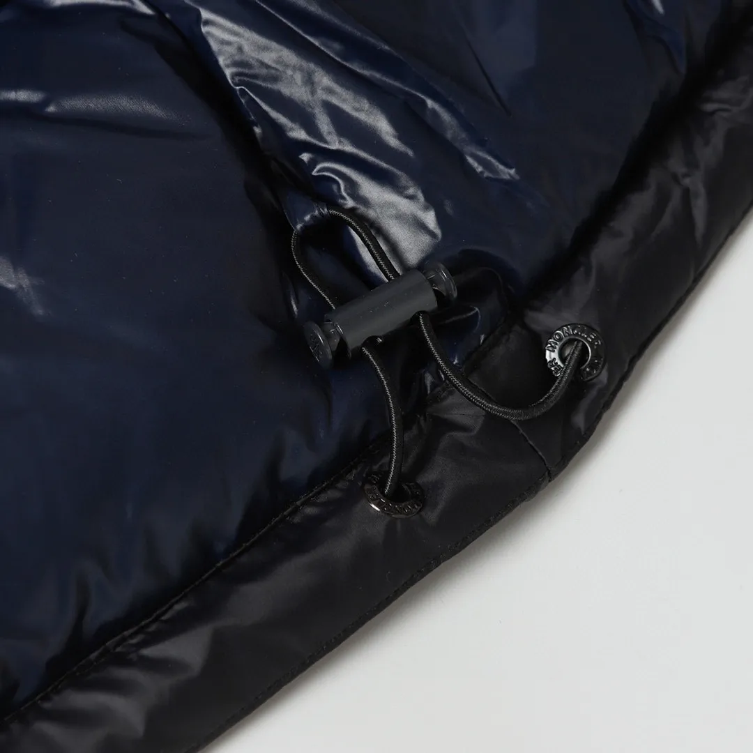 P800 Moncler Cyclone / Meng Mouth Moncler large label chocolate detachable sleeves one piece two-wear down/short hooded down jacket Correct version Top new national standard 90 goose down filling 850➕fill power One piece for easy winter. Variable/jacket/hooded vest/stand collar vest/hooded down jacket. The Cyclone down jacket is equipped with detachable sleeves and can be worn as a vest or jacket. It adopts a new simple version design. This short down jacket is made from nylon and features easily removable sleeves, allowing you to convert the jacket into a vest. A removable hood and contrast lining complete the design.  •Made from nylon fabric •Nylon laqué lining •Down filled •Removable hood and sleeves •Zip and snap fastening •Zip pockets •Elastic cuffs •Elastic drawstring hem Color: Black Chocolate Sizes: 1 2 3 4 5