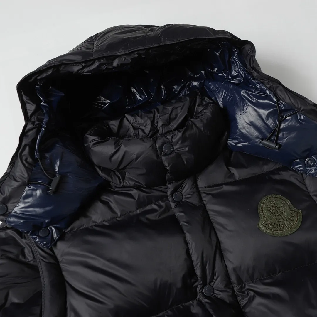 P800 Moncler Cyclone / Meng Mouth Moncler large label chocolate detachable sleeves one piece two-wear down/short hooded down jacket Correct version Top new national standard 90 goose down filling 850➕fill power One piece for easy winter. Variable/jacket/hooded vest/stand collar vest/hooded down jacket. The Cyclone down jacket is equipped with detachable sleeves and can be worn as a vest or jacket. It adopts a new simple version design. This short down jacket is made from nylon and features easily removable sleeves, allowing you to convert the jacket into a vest. A removable hood and contrast lining complete the design.  •Made from nylon fabric •Nylon laqué lining •Down filled •Removable hood and sleeves •Zip and snap fastening •Zip pockets •Elastic cuffs •Elastic drawstring hem Color: Black Chocolate Sizes: 1 2 3 4 5
