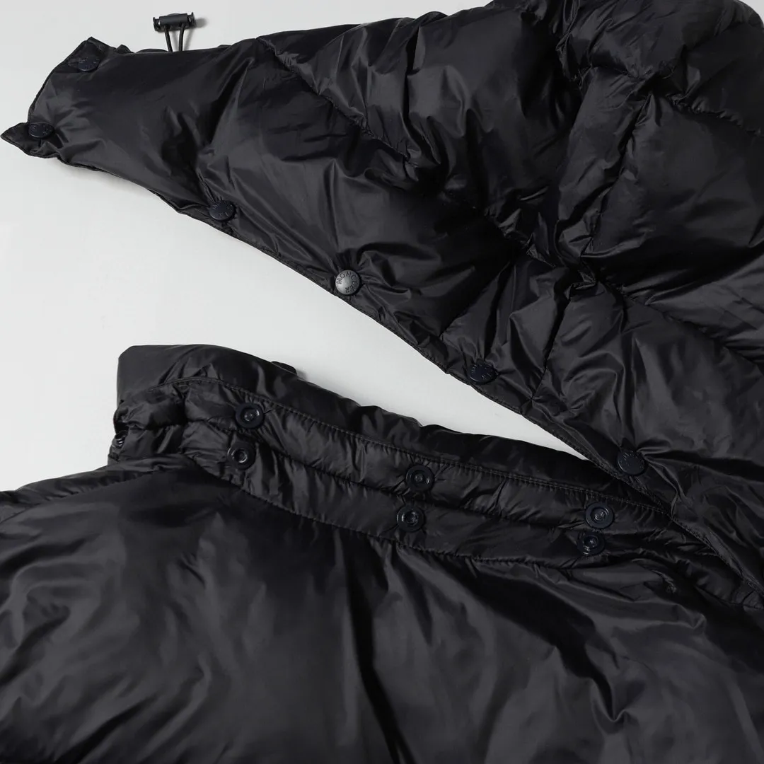 P800 Moncler Cyclone / Meng Mouth Moncler large label chocolate detachable sleeves one piece two-wear down/short hooded down jacket Correct version Top new national standard 90 goose down filling 850➕fill power One piece for easy winter. Variable/jacket/hooded vest/stand collar vest/hooded down jacket. The Cyclone down jacket is equipped with detachable sleeves and can be worn as a vest or jacket. It adopts a new simple version design. This short down jacket is made from nylon and features easily removable sleeves, allowing you to convert the jacket into a vest. A removable hood and contrast lining complete the design.  •Made from nylon fabric •Nylon laqué lining •Down filled •Removable hood and sleeves •Zip and snap fastening •Zip pockets •Elastic cuffs •Elastic drawstring hem Color: Black Chocolate Sizes: 1 2 3 4 5