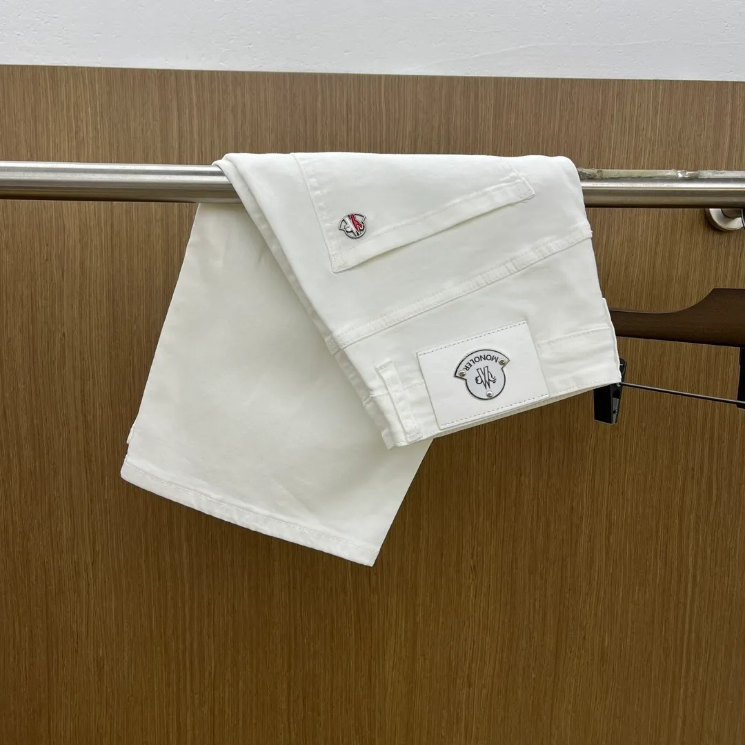 P270 🌸🌸 Moncler elastic slimming straight-leg pants, denim shorts, thin!  Very high-quality, stretch jeans can also be very comfortable... Super stretch and super handsome jeans! Heavy wash water elasticity...! You will be amazed by the clever design of these jeans! ! A pair of jeans cut from original cloth, light color, unique charm, made of high-quality cotton fabric, with frayed design and patch embroidery embellishment details. The fabric is comfortable, soft and can be matched casually. The comfort represents its interpretation of fashion and leisure. The details reflect the brand's pursuit of quality, with a bit of a hedonist flavor. It pays great attention to details and restores the texture of top-grade hardware. . Showing a sense of luxury and fashion. . Very worth buying. Size: Size: 29-38. . (No 35, 37)