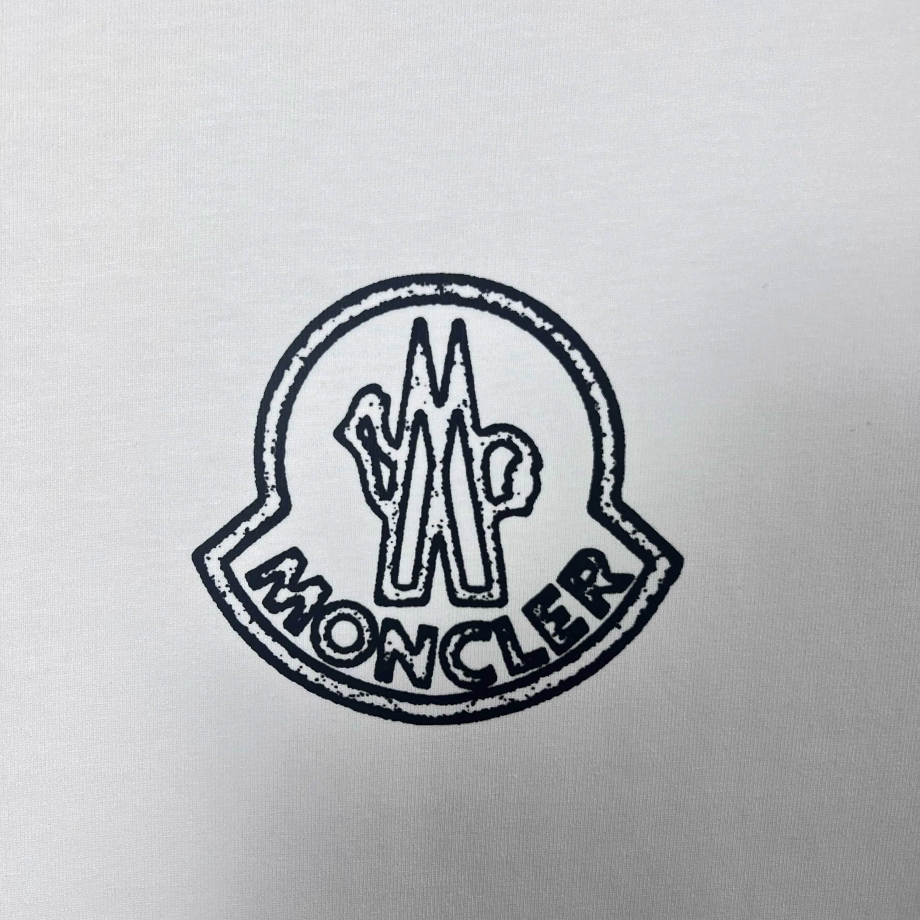 P150 MONCLER/Muzzled 300g pure cotton round neck short-sleeved T-shirt. Brand classic. Color-blocking double-sided letter LOGO embossing process. 2025ss official synchronization. High version. High quality. Fashionable personality. Versatile trend. Pure original quality. Original fabric. Tag. Collar label. Washed wheat. Complete three standards. Color: Black. White. Size: S M L XL XXL
