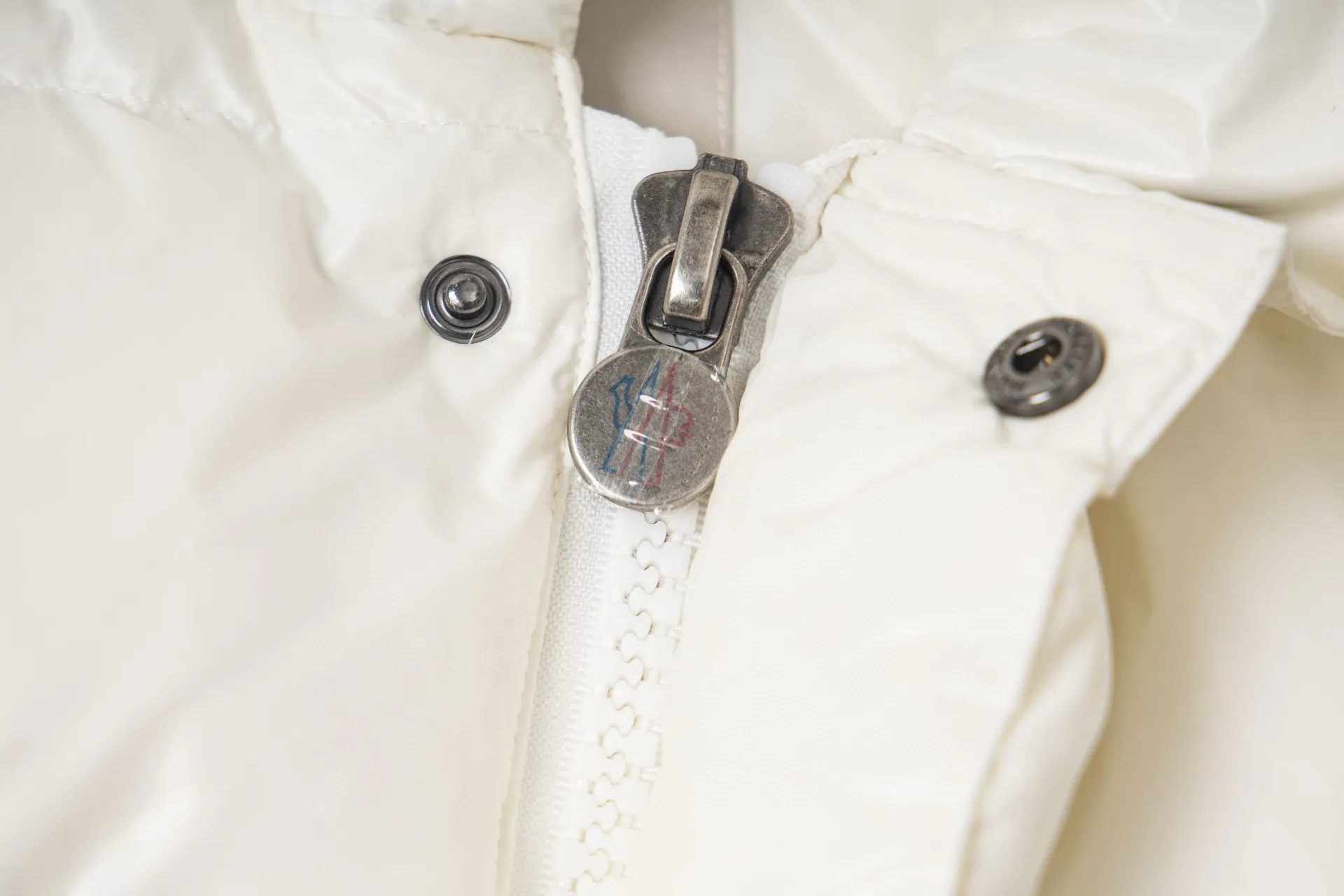 P550 model number: G115 Moncler's new stand-up collar vest down jacket top 1️⃣The fabric is made of advanced custom-made bright nylon and is completely the same as the original version. The fabric details and hardware are truly the same as the original version, and the details are impeccable! 2️⃣It is very youthful and energetic, and can be easily worn by both men and women. It is very in line with the fashion aesthetic concepts of today's young people! 3️⃣Full set of customized accessories, complete with three standards, same style for men and women, a must-have for couples. Color: black, white, size: 1.2.3.4.5.6