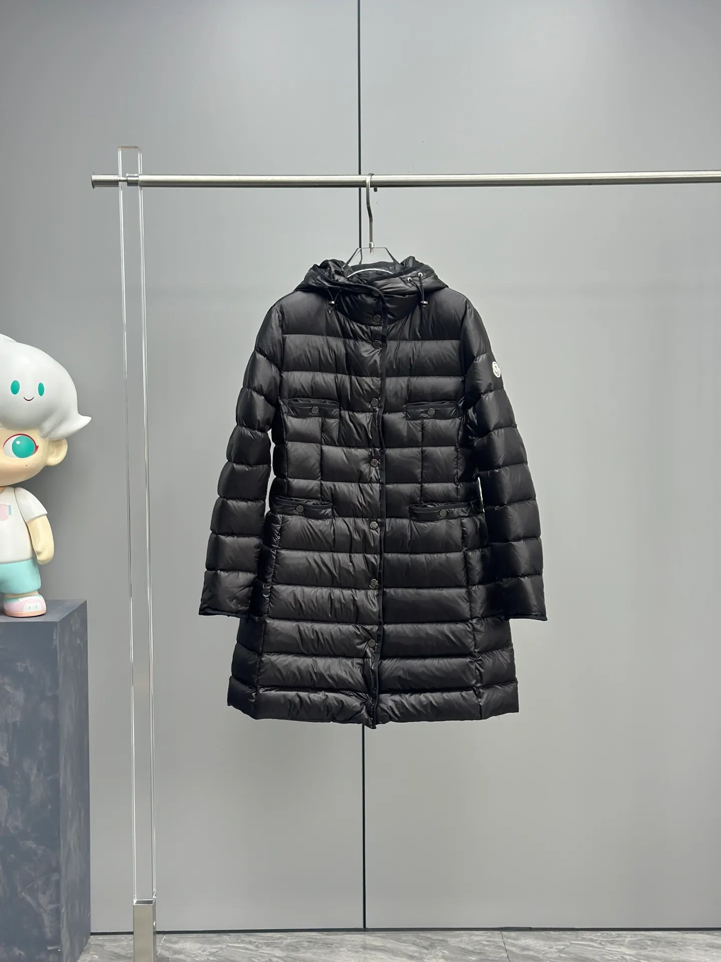P1100 Moncler Mouth Mouth New HIRMA mid-length slim slim hooded down jacket Minimalist style Four-pocket design is fashionable and casual The invisible zipper pocket design on both sides does not affect the overall shape of the clothes Slimming Adjustable inside Hemming webbing The whole dress has a refined feel Moderate thickness The upper body is warm and lightweight Super versatile Color: black white Size: 1-2-3