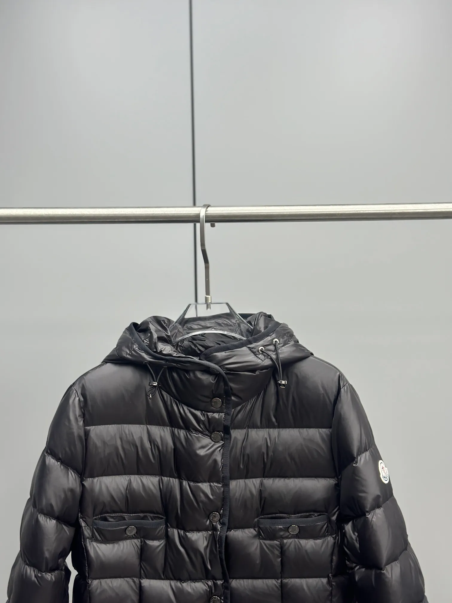P1100 Moncler Mouth Mouth New HIRMA mid-length slim slim hooded down jacket Minimalist style Four-pocket design is fashionable and casual The invisible zipper pocket design on both sides does not affect the overall shape of the clothes Slimming Adjustable inside Hemming webbing The whole dress has a refined feel Moderate thickness The upper body is warm and lightweight Super versatile Color: black white Size: 1-2-3