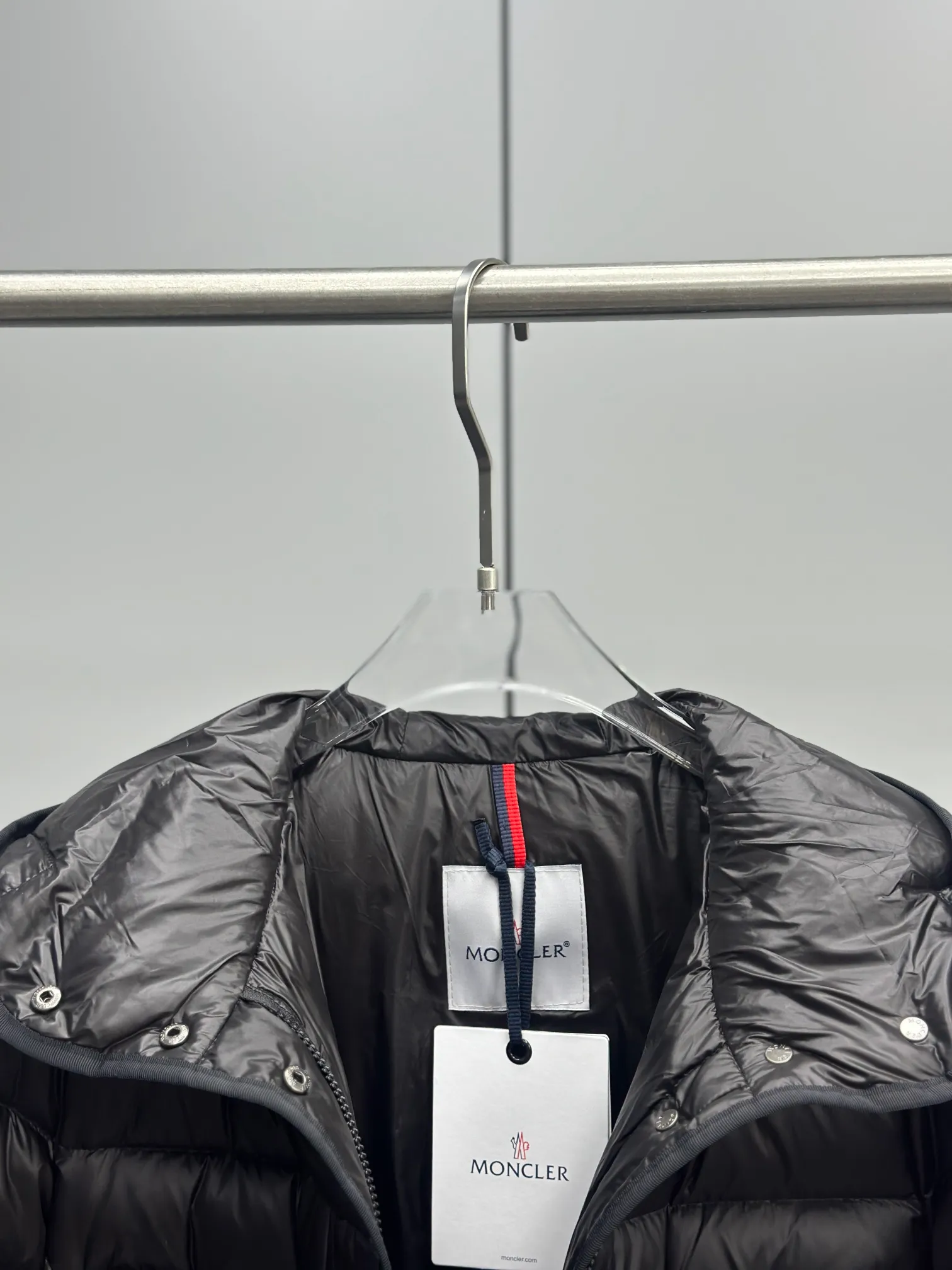 P1100 Moncler Mouth Mouth New HIRMA mid-length slim slim hooded down jacket Minimalist style Four-pocket design is fashionable and casual The invisible zipper pocket design on both sides does not affect the overall shape of the clothes Slimming Adjustable inside Hemming webbing The whole dress has a refined feel Moderate thickness The upper body is warm and lightweight Super versatile Color: black white Size: 1-2-3