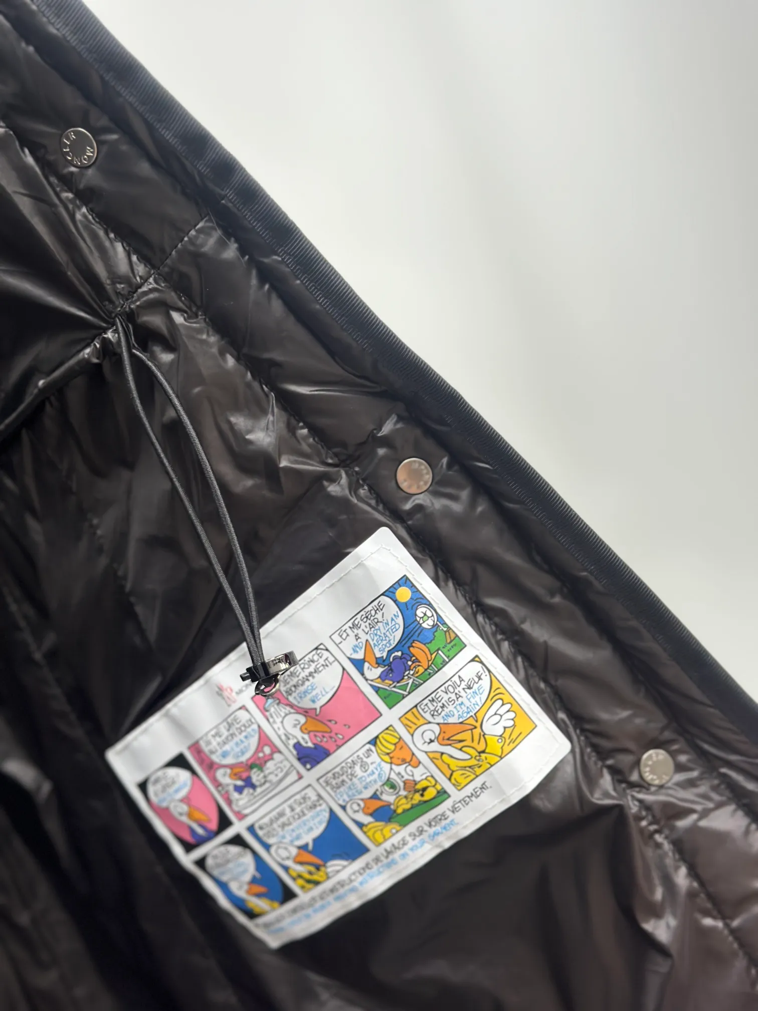 P1100 Moncler Mouth Mouth New HIRMA mid-length slim slim hooded down jacket Minimalist style Four-pocket design is fashionable and casual The invisible zipper pocket design on both sides does not affect the overall shape of the clothes Slimming Adjustable inside Hemming webbing The whole dress has a refined feel Moderate thickness The upper body is warm and lightweight Super versatile Color: black white Size: 1-2-3