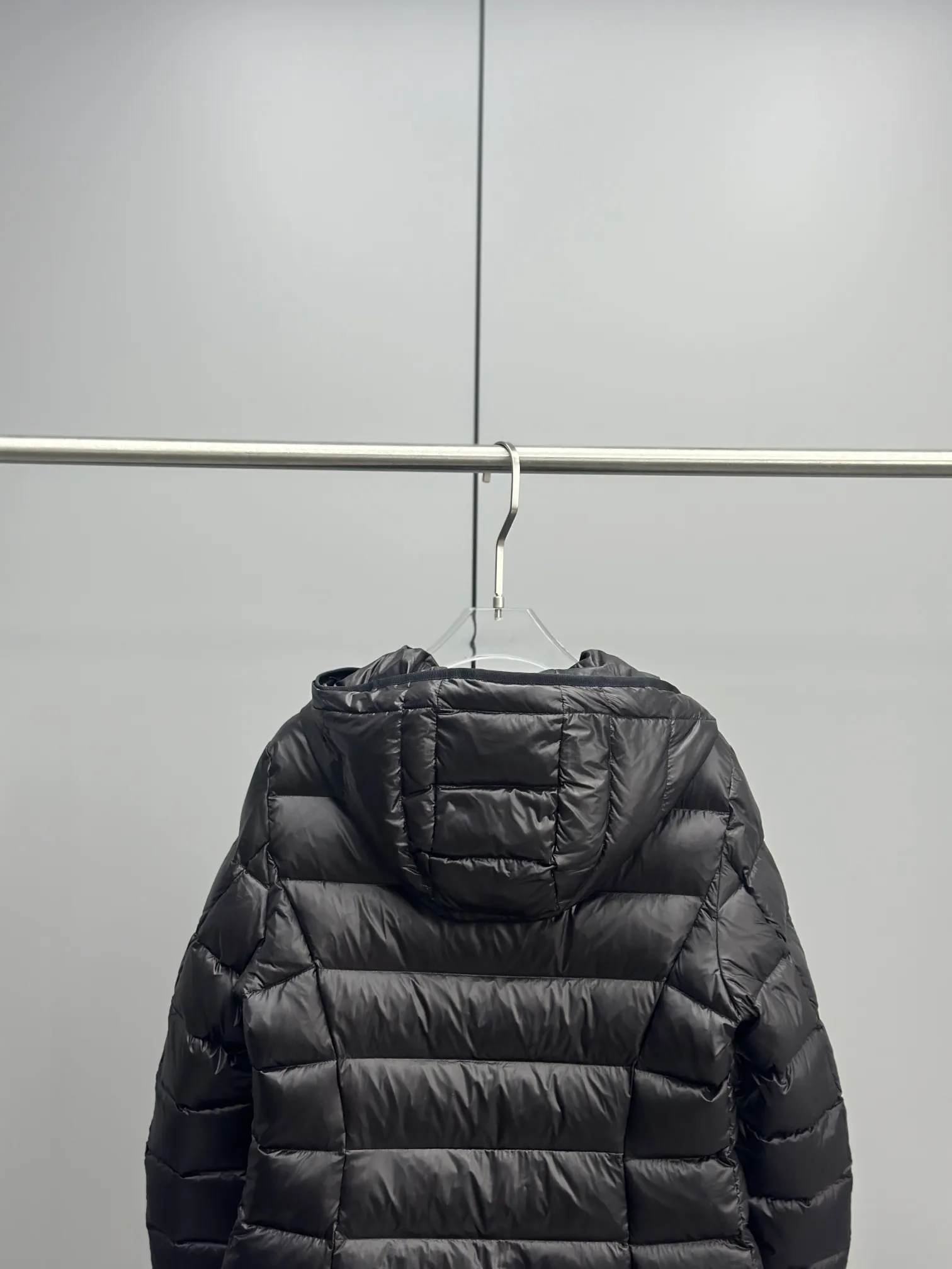 P1100 Moncler Mouth Mouth New HIRMA mid-length slim slim hooded down jacket Minimalist style Four-pocket design is fashionable and casual The invisible zipper pocket design on both sides does not affect the overall shape of the clothes Slimming Adjustable inside Hemming webbing The whole dress has a refined feel Moderate thickness The upper body is warm and lightweight Super versatile Color: black white Size: 1-2-3