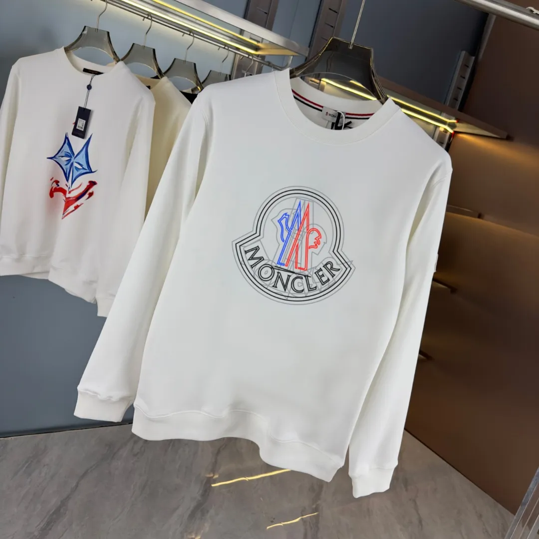 P210 high version sweatshirt) 📦With exclusive picture packaging📦 [Long-term ready stock] Upgraded version "Mobile phone smart sensor ~ NFC chip armband ~ Direct access to the official website anti-counterfeiting" 〖 𝐌𝐎𝐍𝐂𝐋𝐄𝐑 ~ Mouth covering〗 2025 new high quality, using 450g heavyweight fabric Different from the market currency, you can mix and match everything at will and you will be handsome😎The whole clothes is made of double waistcoats. The double waistcoats make the whole dress more three-dimensional. It is not an ordinary factory that can do such fine work. 2025 autumn and winter new style, on sale at the counter, exquisite printed round neck terry sweatshirt. High-end double-ply cotton. Customized stretch ribs are dyed in the same vat. Three standards are complete. It is matched with digital printing patterns and is very breathable. Same style for men and women. Color: black, white, apricot. Size: S M L XL 2XL