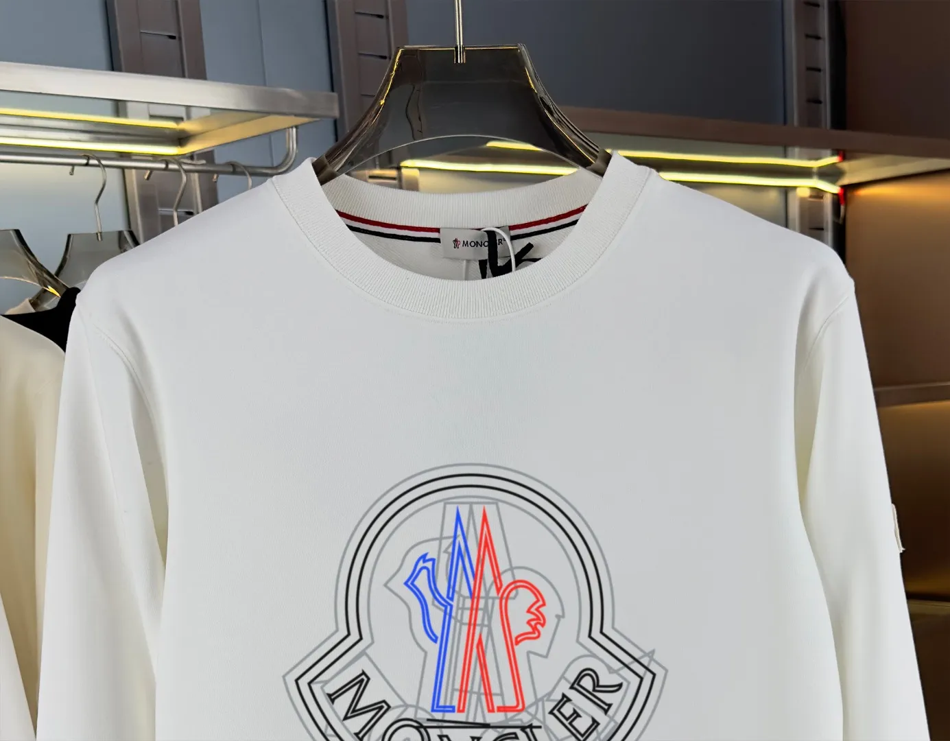 P210 high version sweatshirt) 📦With exclusive picture packaging📦 [Long-term ready stock] Upgraded version "Mobile phone smart sensor ~ NFC chip armband ~ Direct access to the official website anti-counterfeiting" 〖 𝐌𝐎𝐍𝐂𝐋𝐄𝐑 ~ Mouth covering〗 2025 new high quality, using 450g heavyweight fabric Different from the market currency, you can mix and match everything at will and you will be handsome😎The whole clothes is made of double waistcoats. The double waistcoats make the whole dress more three-dimensional. It is not an ordinary factory that can do such fine work. 2025 autumn and winter new style, on sale at the counter, exquisite printed round neck terry sweatshirt. High-end double-ply cotton. Customized stretch ribs are dyed in the same vat. Three standards are complete. It is matched with digital printing patterns and is very breathable. Same style for men and women. Color: black, white, apricot. Size: S M L XL 2XL