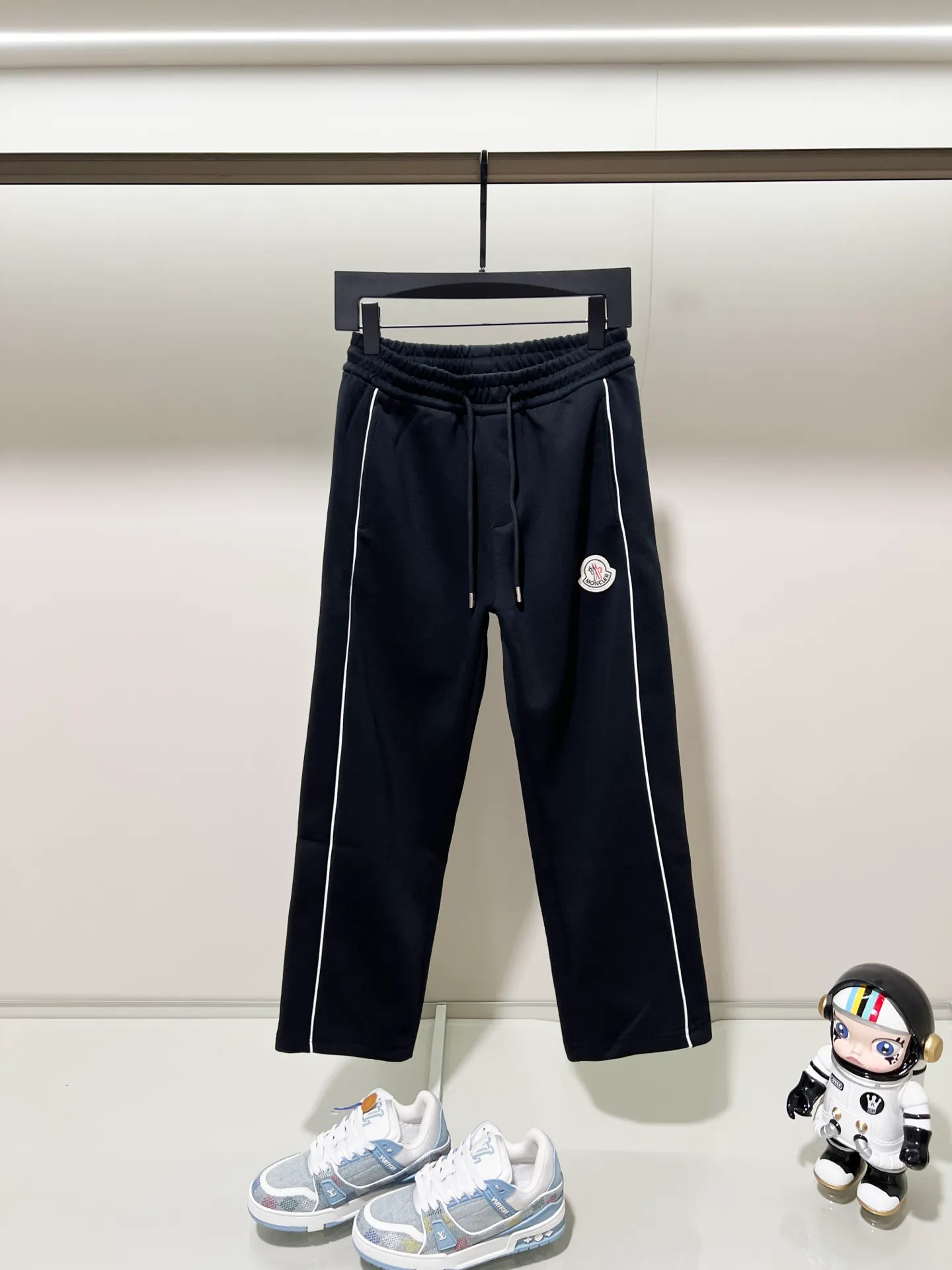 P260 MONCLER/Muzzle Selected 400g custom fabric sweatpants, brand chapter webbing craftsmanship, exquisite embroidery🪡letter LOGO, official synchronization, high version, high quality, fashionable personality, versatile trend, pure original quality, original fabric, tag, collar label, washed wheat, complete three standards, color: black, gray. Size: M-3XL