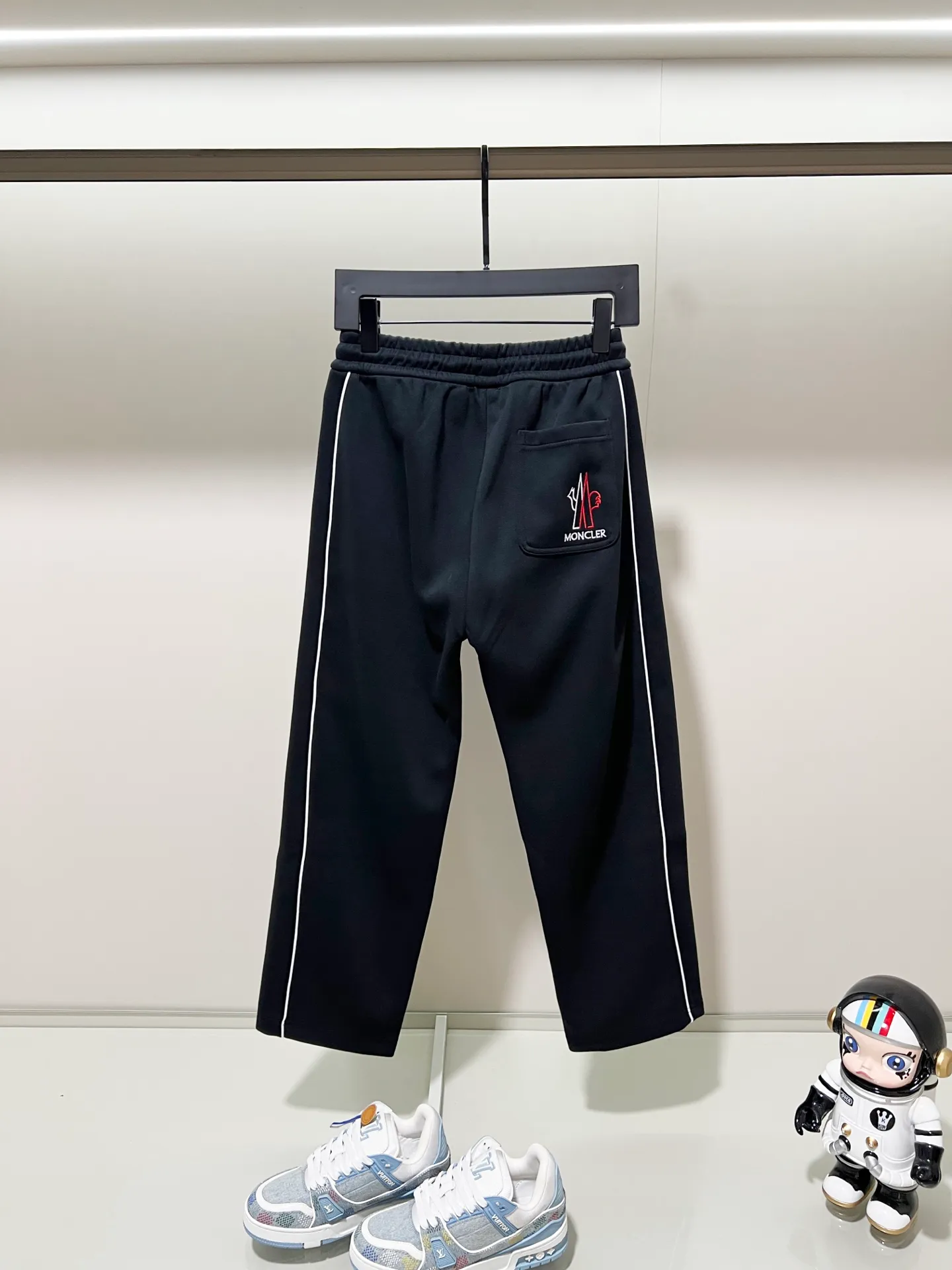 P260 MONCLER/Muzzle Selected 400g custom fabric sweatpants, brand chapter webbing craftsmanship, exquisite embroidery🪡letter LOGO, official synchronization, high version, high quality, fashionable personality, versatile trend, pure original quality, original fabric, tag, collar label, washed wheat, complete three standards, color: black, gray. Size: M-3XL