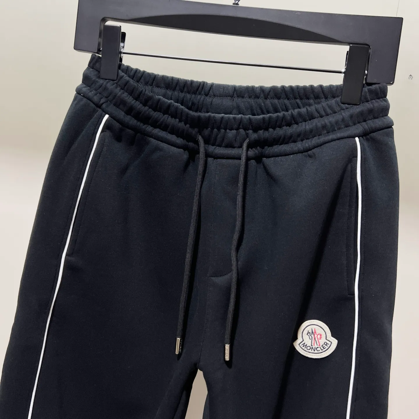 P260 MONCLER/Muzzle Selected 400g custom fabric sweatpants, brand chapter webbing craftsmanship, exquisite embroidery🪡letter LOGO, official synchronization, high version, high quality, fashionable personality, versatile trend, pure original quality, original fabric, tag, collar label, washed wheat, complete three standards, color: black, gray. Size: M-3XL