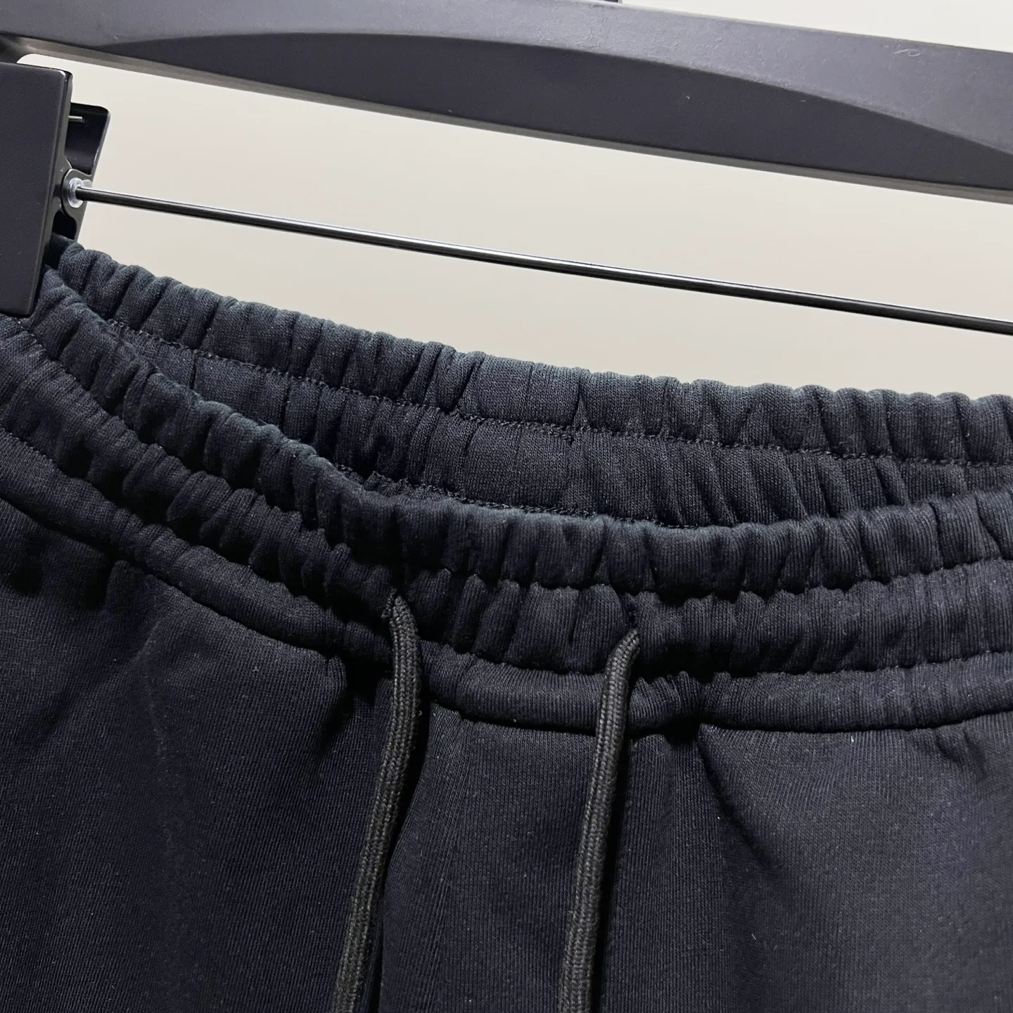 P260 MONCLER/Muzzle Selected 400g custom fabric sweatpants, brand chapter webbing craftsmanship, exquisite embroidery🪡letter LOGO, official synchronization, high version, high quality, fashionable personality, versatile trend, pure original quality, original fabric, tag, collar label, washed wheat, complete three standards, color: black, gray. Size: M-3XL