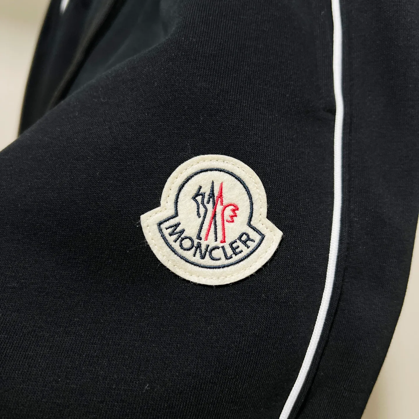 P260 MONCLER/Muzzle Selected 400g custom fabric sweatpants, brand chapter webbing craftsmanship, exquisite embroidery🪡letter LOGO, official synchronization, high version, high quality, fashionable personality, versatile trend, pure original quality, original fabric, tag, collar label, washed wheat, complete three standards, color: black, gray. Size: M-3XL