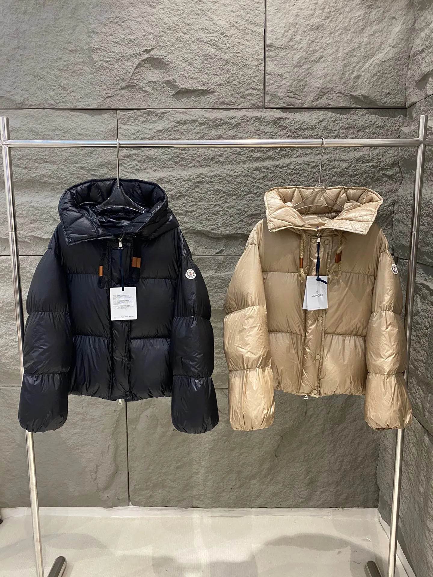 P920 Moncler Borey hooded down jacket Lightweight longue saison nylon down jacket, DIST certified, quilted design. Dropped shoulders, drawstring hood, and funnel neck for a casual and lazy look. Two-way zipper and snap button on the front, elastic hem and cuffs for better wind protection and warmth. The sleeves have hidden snap buttons that open and can be worn as a cape. 90 velvet filling. Color: black/khaki Size: 0/1/2