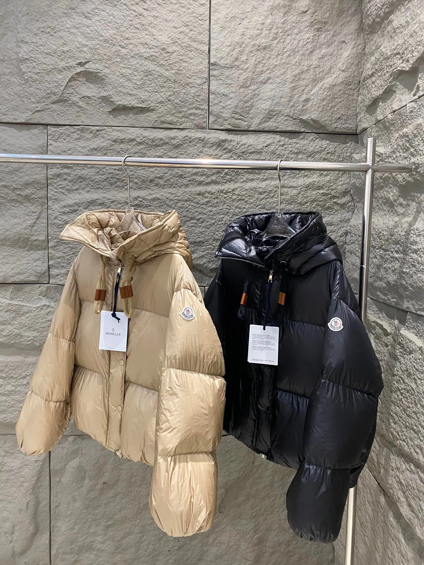 P920 Moncler Borey hooded down jacket Lightweight longue saison nylon down jacket, DIST certified, quilted design. Dropped shoulders, drawstring hood, and funnel neck for a casual and lazy look. Two-way zipper and snap button on the front, elastic hem and cuffs for better wind protection and warmth. The sleeves have hidden snap buttons that open and can be worn as a cape. 90 velvet filling. Color: black/khaki Size: 0/1/2