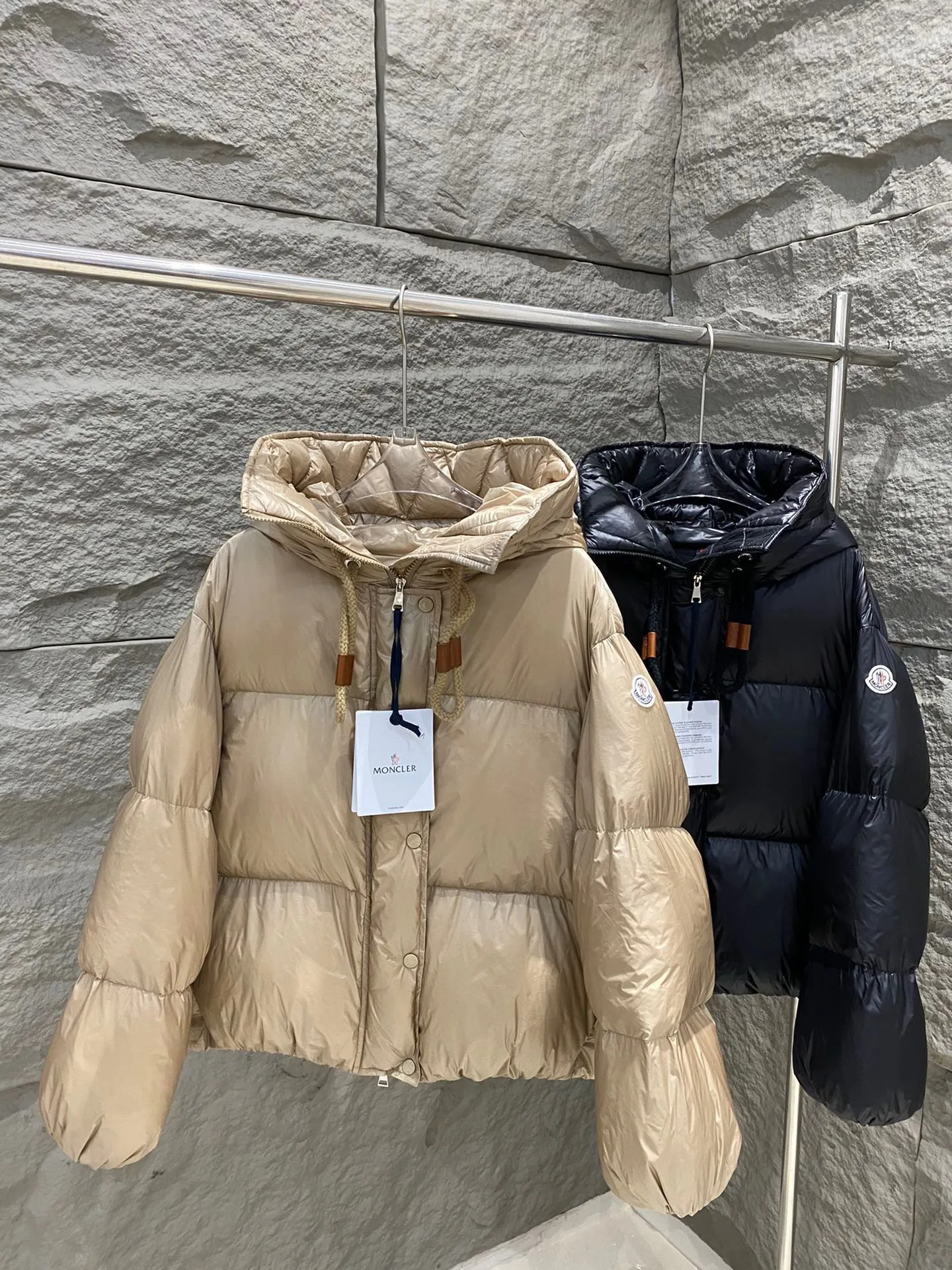 P920 Moncler Borey hooded down jacket Lightweight longue saison nylon down jacket, DIST certified, quilted design. Dropped shoulders, drawstring hood, and funnel neck for a casual and lazy look. Two-way zipper and snap button on the front, elastic hem and cuffs for better wind protection and warmth. The sleeves have hidden snap buttons that open and can be worn as a cape. 90 velvet filling. Color: black/khaki Size: 0/1/2