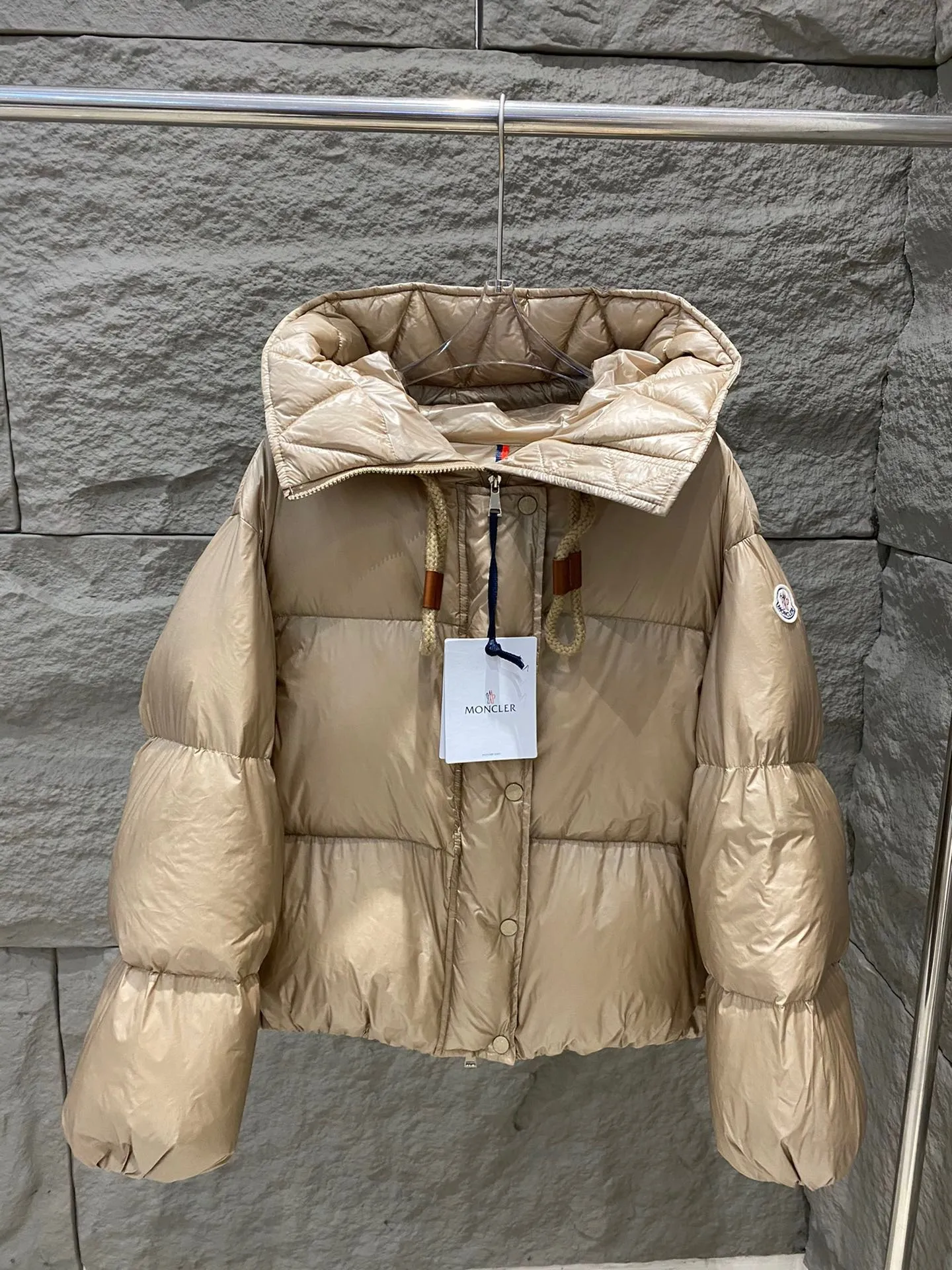 P920 Moncler Borey hooded down jacket Lightweight longue saison nylon down jacket, DIST certified, quilted design. Dropped shoulders, drawstring hood, and funnel neck for a casual and lazy look. Two-way zipper and snap button on the front, elastic hem and cuffs for better wind protection and warmth. The sleeves have hidden snap buttons that open and can be worn as a cape. 90 velvet filling. Color: black/khaki Size: 0/1/2