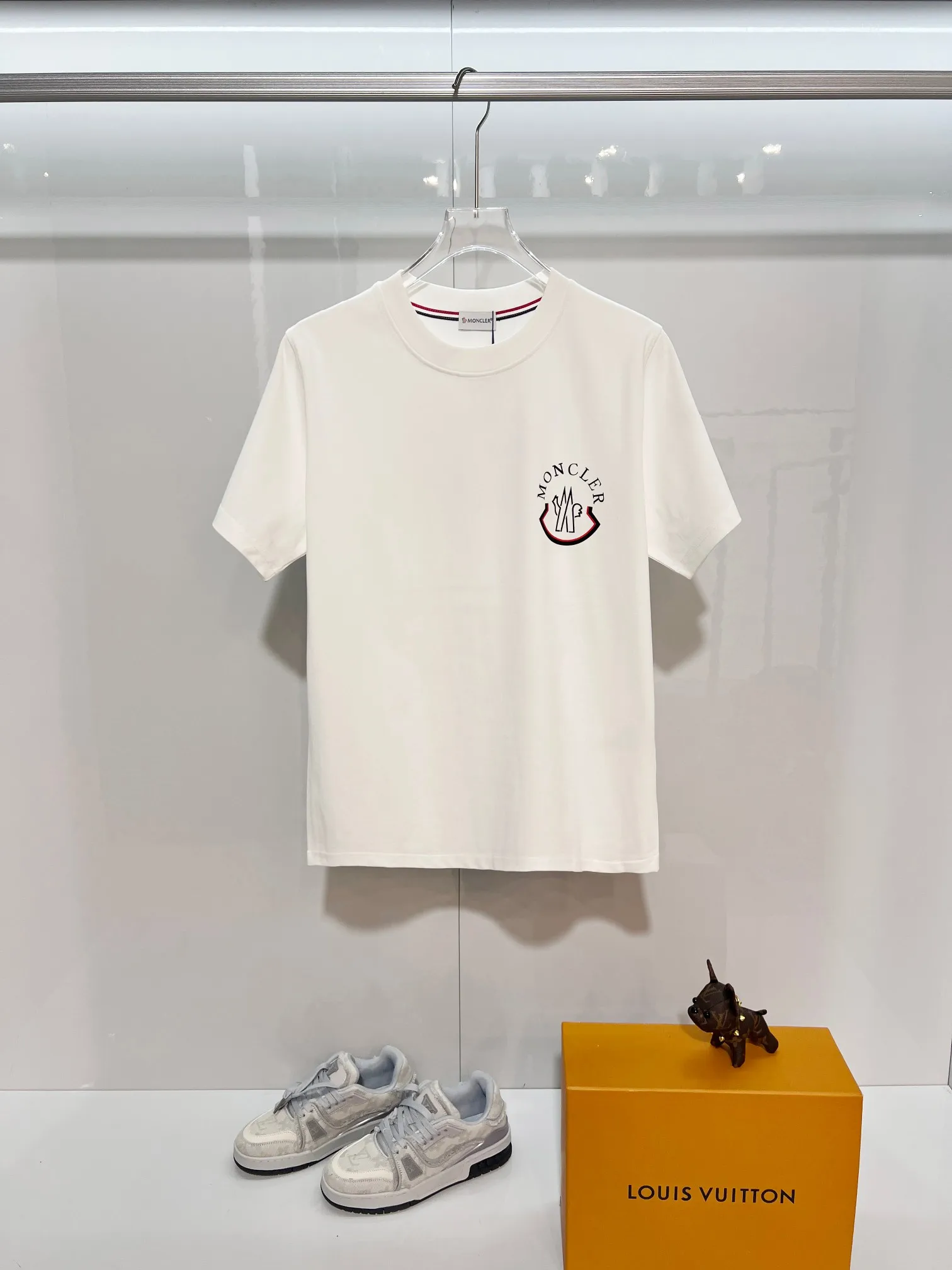 P150 MONCLER/Muzzled 300g pure cotton round neck short-sleeved T-shirt Brand classic Three-dimensional offset letter LOGO embossing process 2025ss official synchronization High version High quality Fashion personality Versatile trend Pure original quality Original fabric Hang tag Collar label Washed wheat Complete three standards Color: Black. White. Size: S M L XL XXL