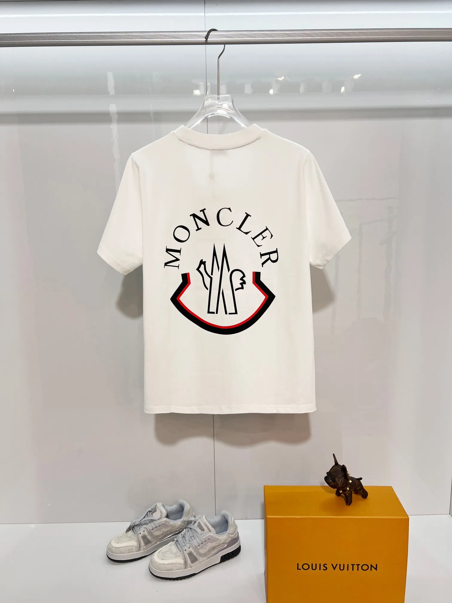 P150 MONCLER/Muzzled 300g pure cotton round neck short-sleeved T-shirt Brand classic Three-dimensional offset letter LOGO embossing process 2025ss official synchronization High version High quality Fashion personality Versatile trend Pure original quality Original fabric Hang tag Collar label Washed wheat Complete three standards Color: Black. White. Size: S M L XL XXL
